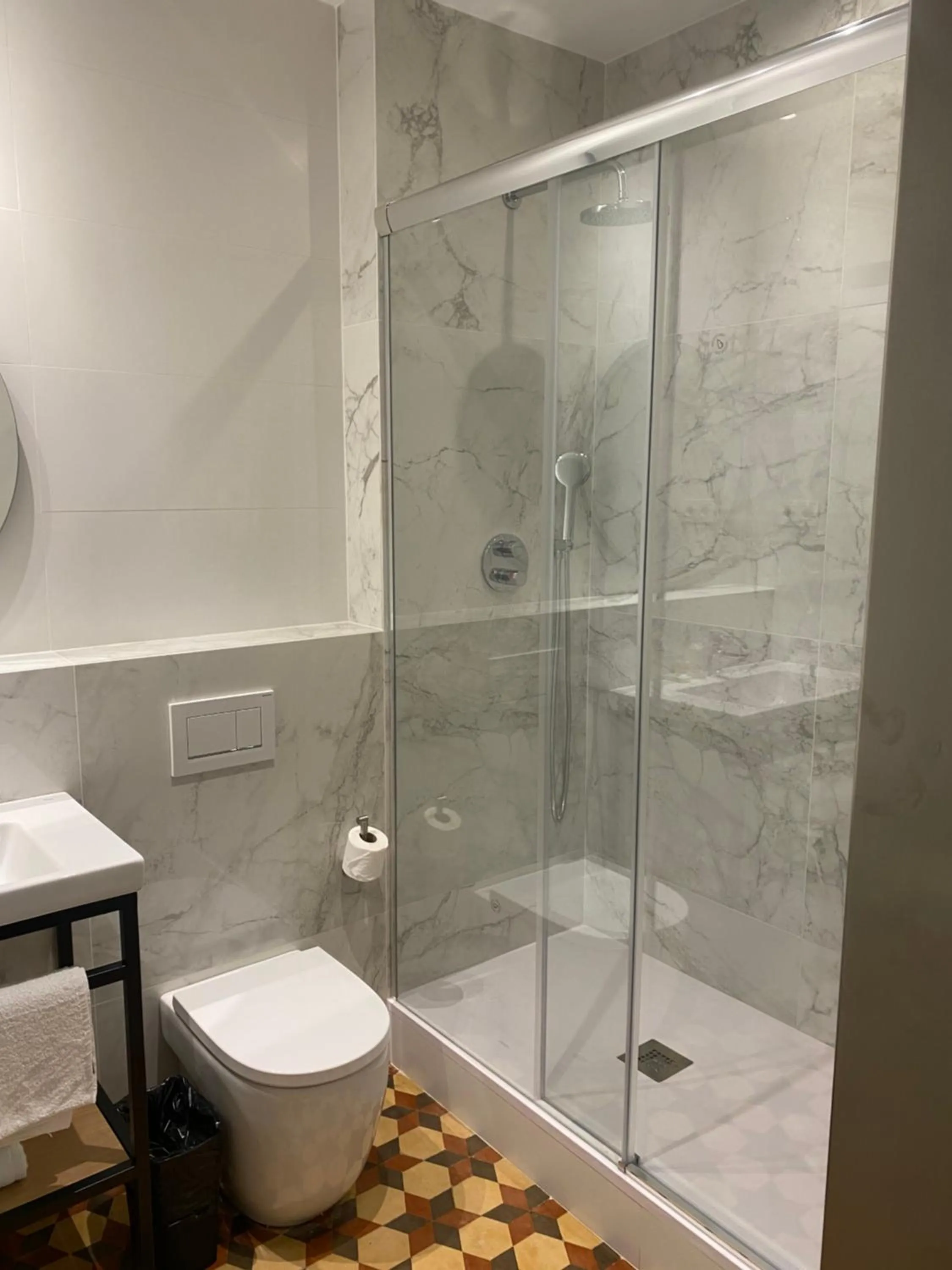 Shower in Fontanella By BCN URBAN Rooms