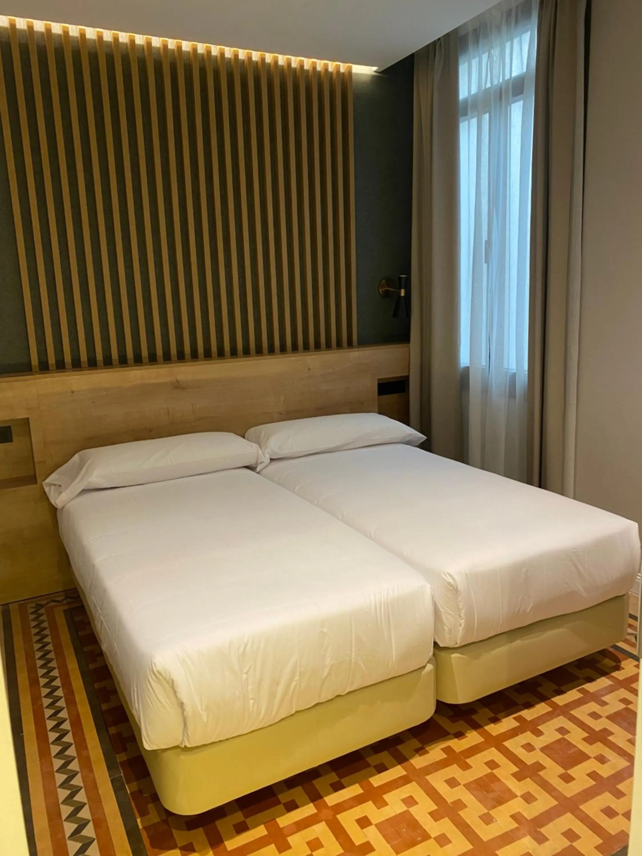 Bedroom, Bed in Fontanella By BCN URBAN Rooms