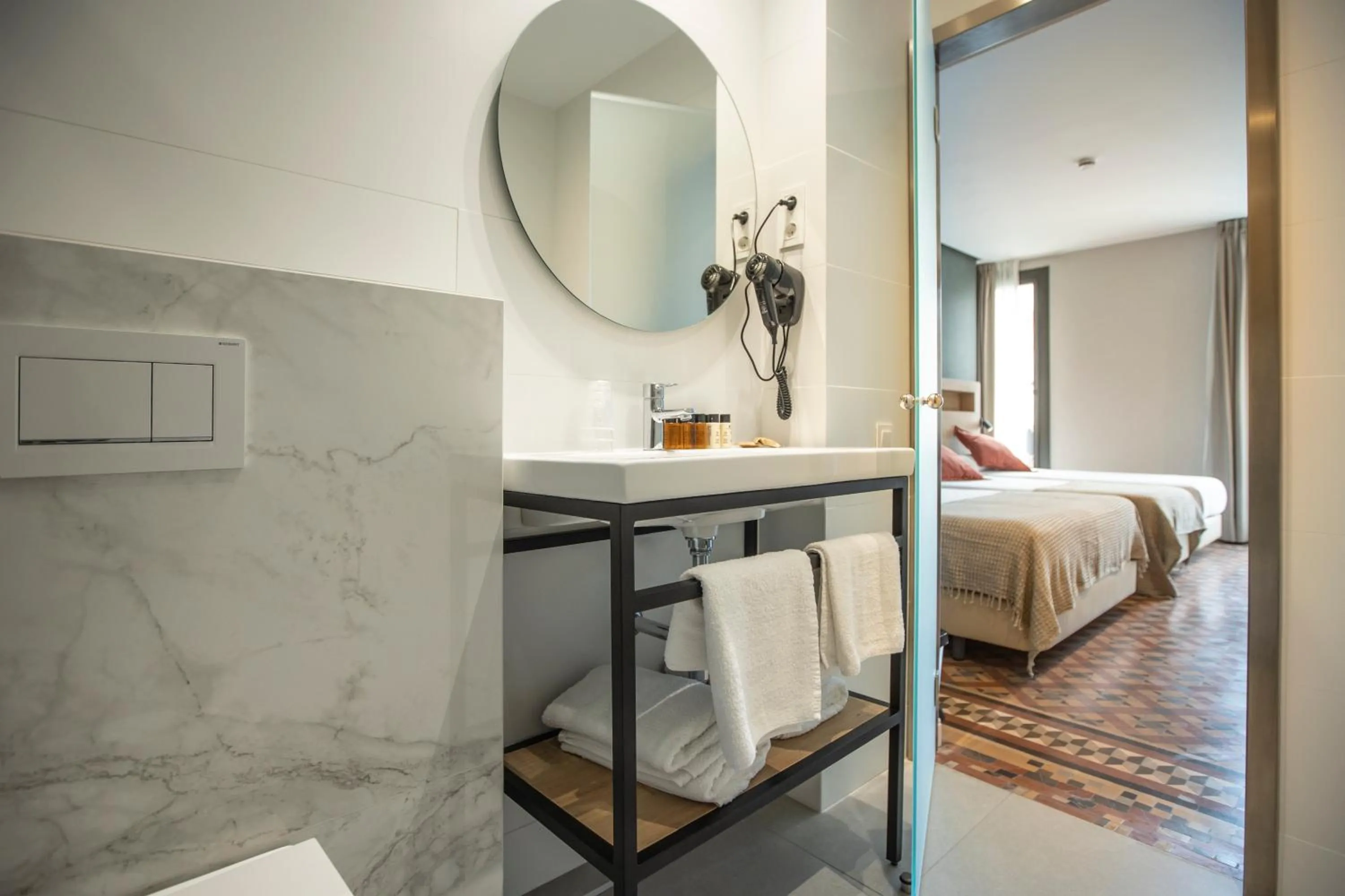 Photo of the whole room, Bed in Fontanella By BCN URBAN Rooms