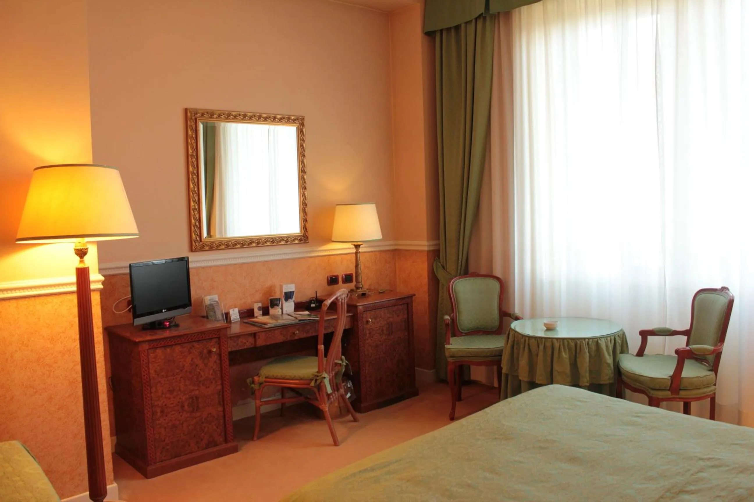 Living room, Bed in Palace Grand Hotel Varese