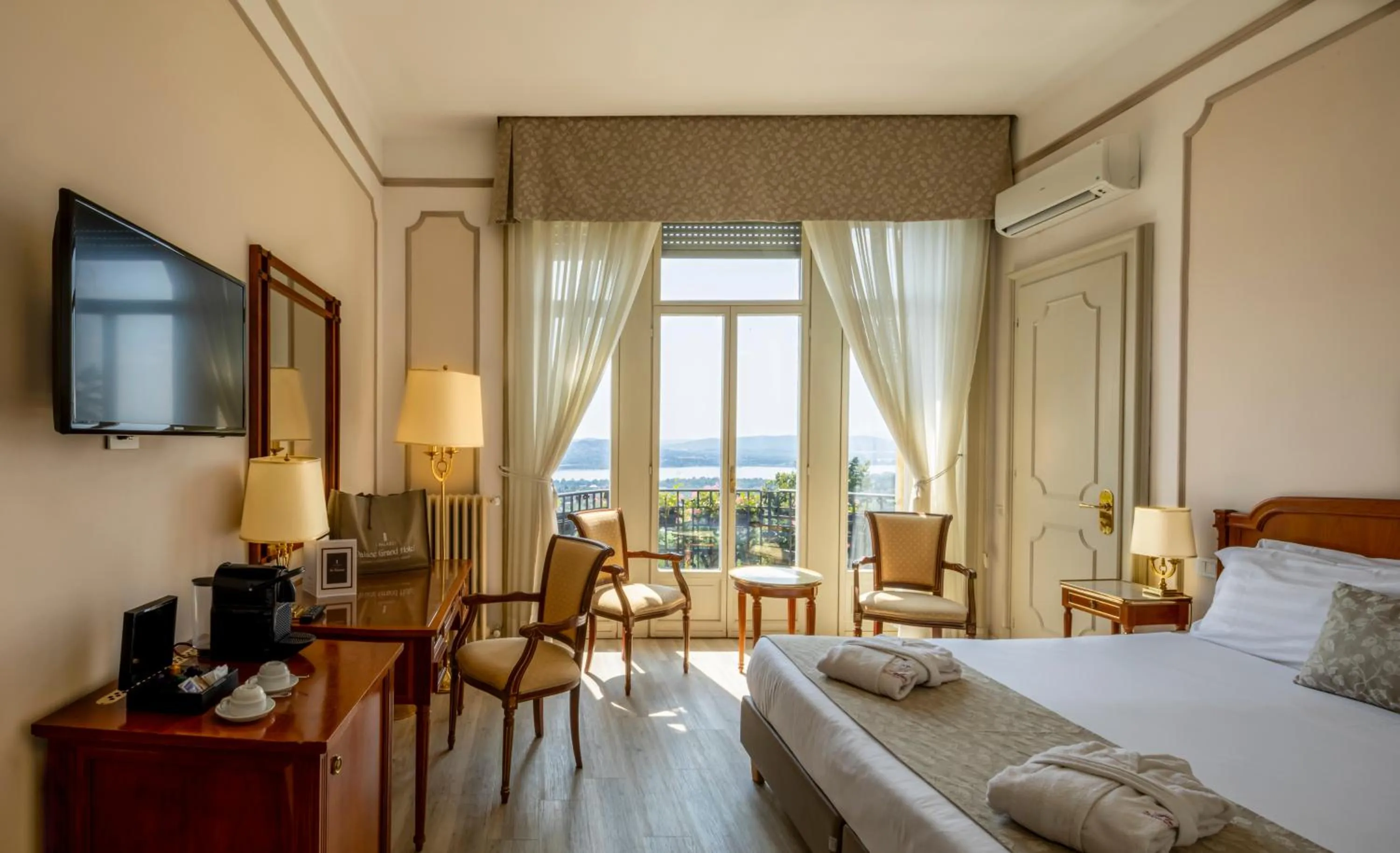 Bedroom, Bed in Palace Grand Hotel Varese