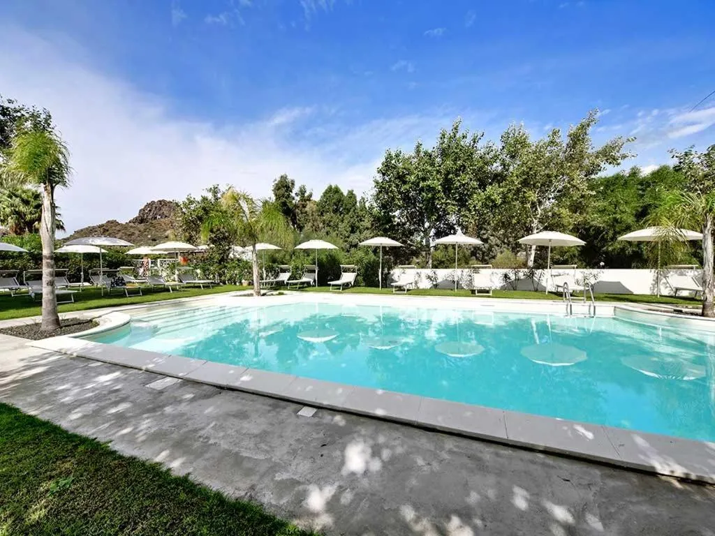 Swimming pool in Hotel Garden