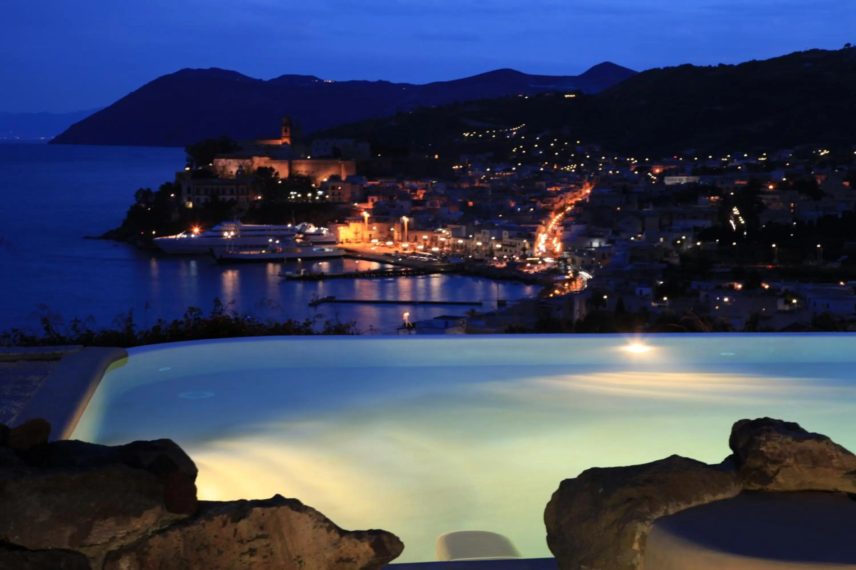 Night in Hotel Villa Enrica - Aeolian Charme