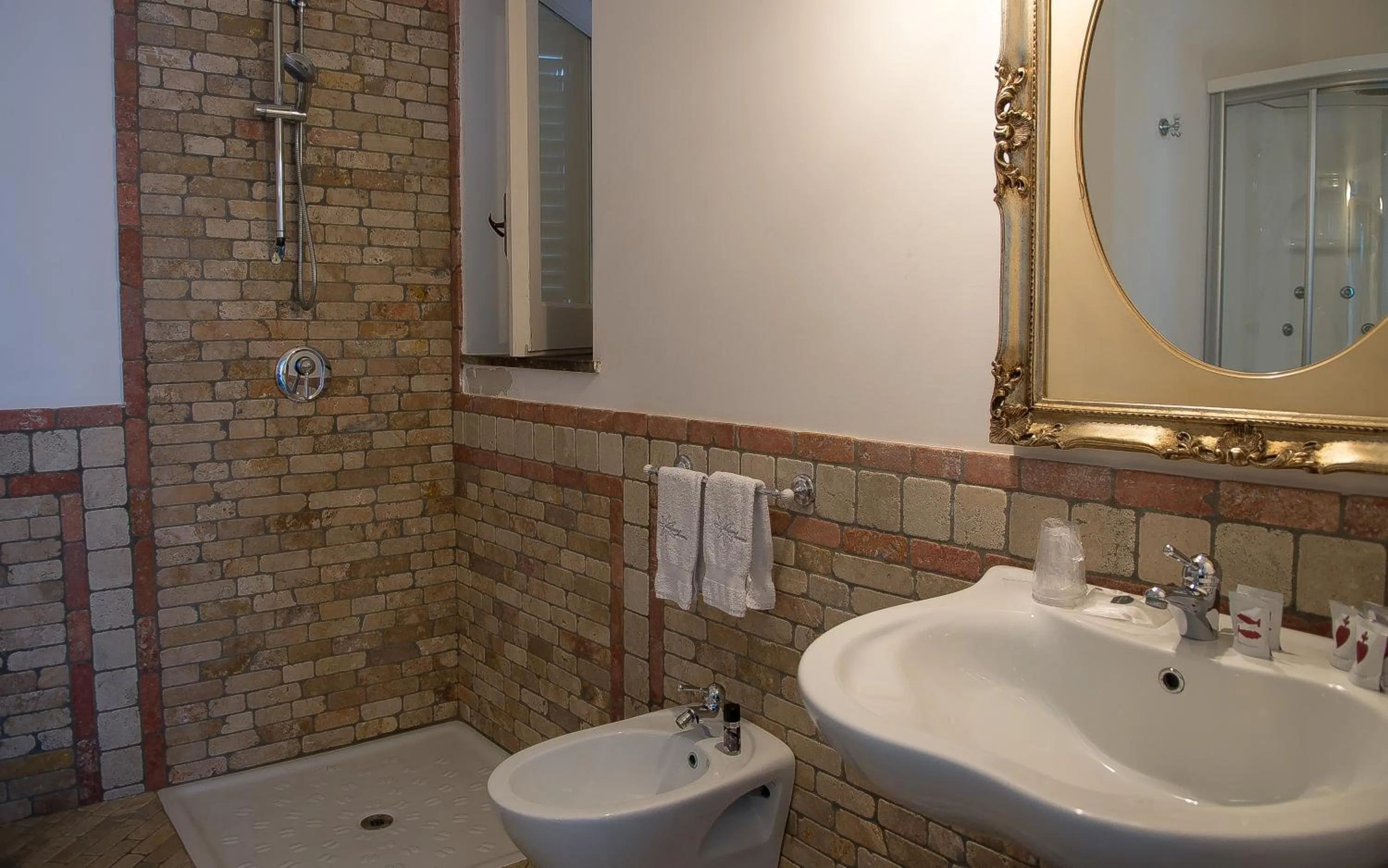 Shower in Hotel Villa Enrica - Aeolian Charme