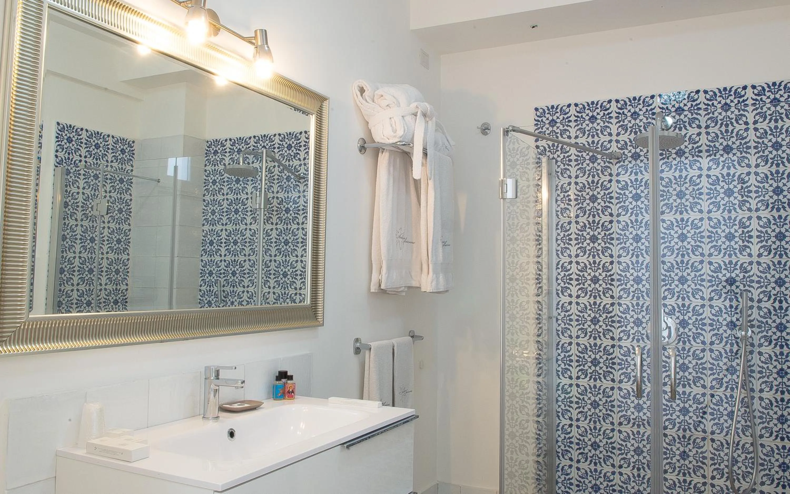 Shower in Hotel Villa Enrica - Aeolian Charme