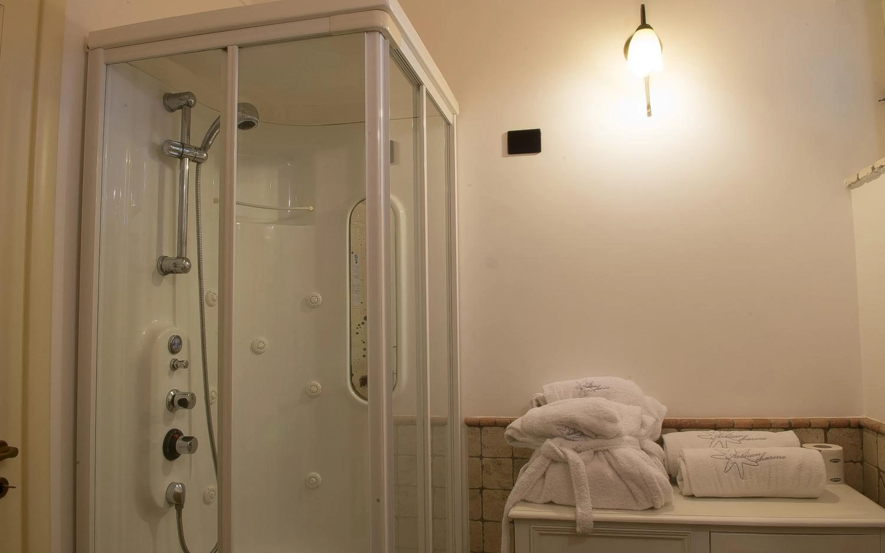 Shower in Hotel Villa Enrica - Aeolian Charme