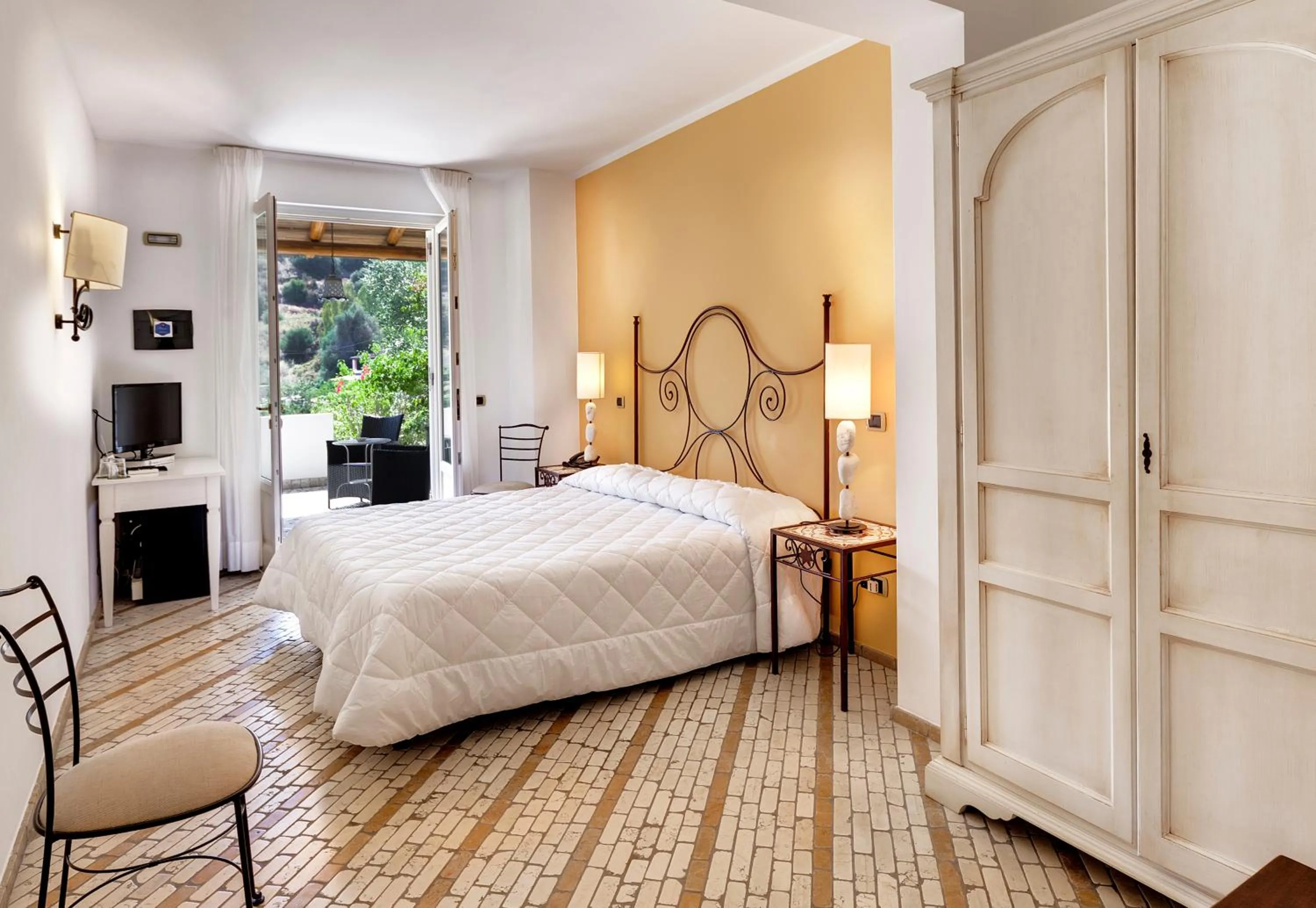 Bedroom, Bed in Hotel Villa Enrica - Aeolian Charme