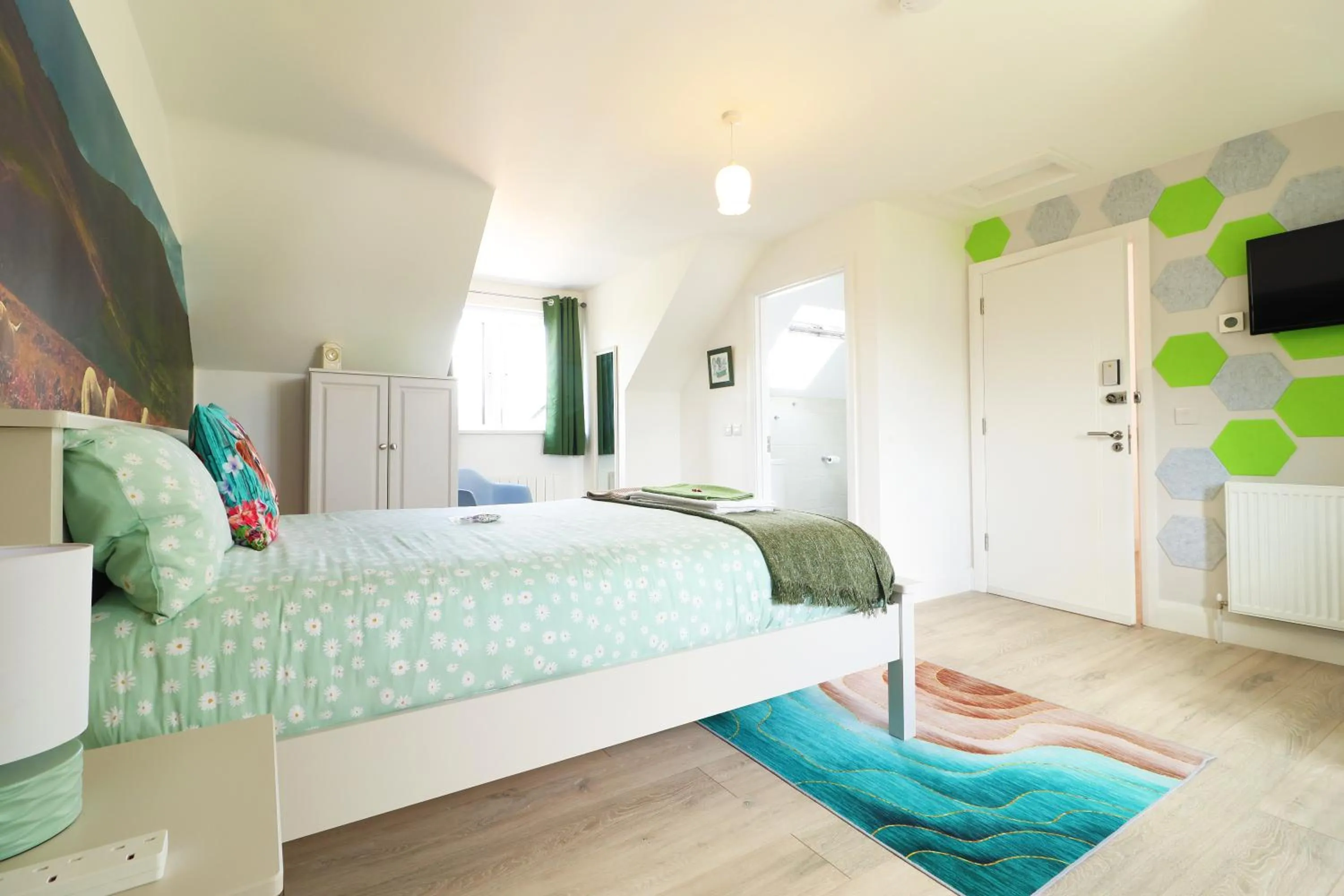 Bathroom, Bed in Mon Petit Cottage - B&B and Guest House in Bunclody