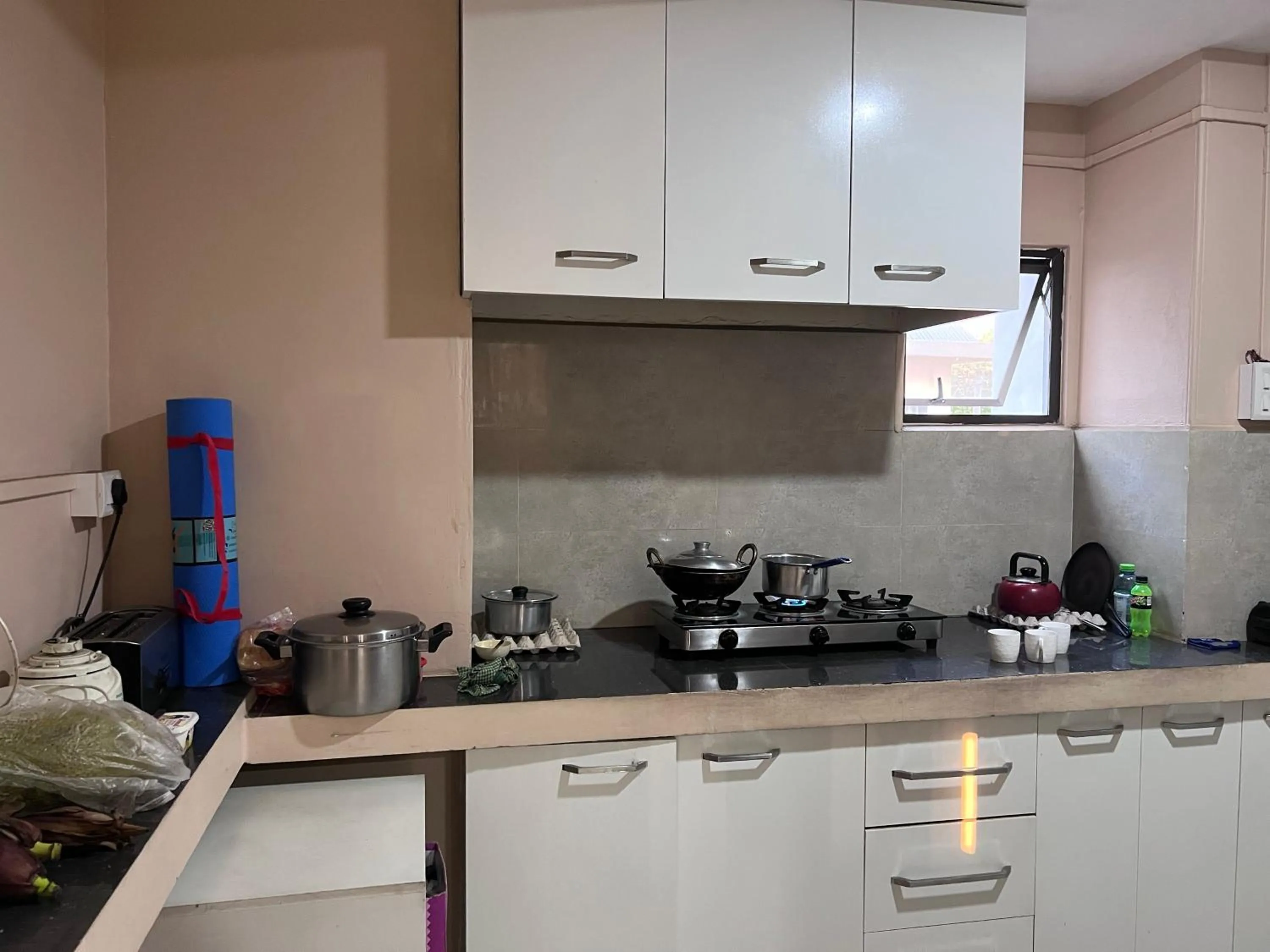 Communal kitchen in Hotel Dinthar Zara