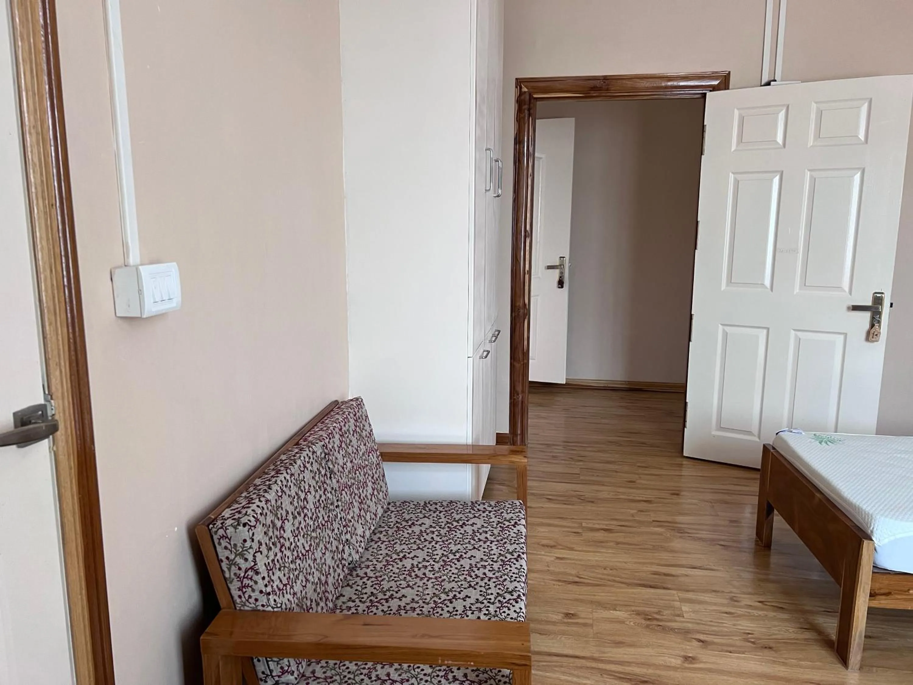 Seating area, Bed in Hotel Dinthar Zara