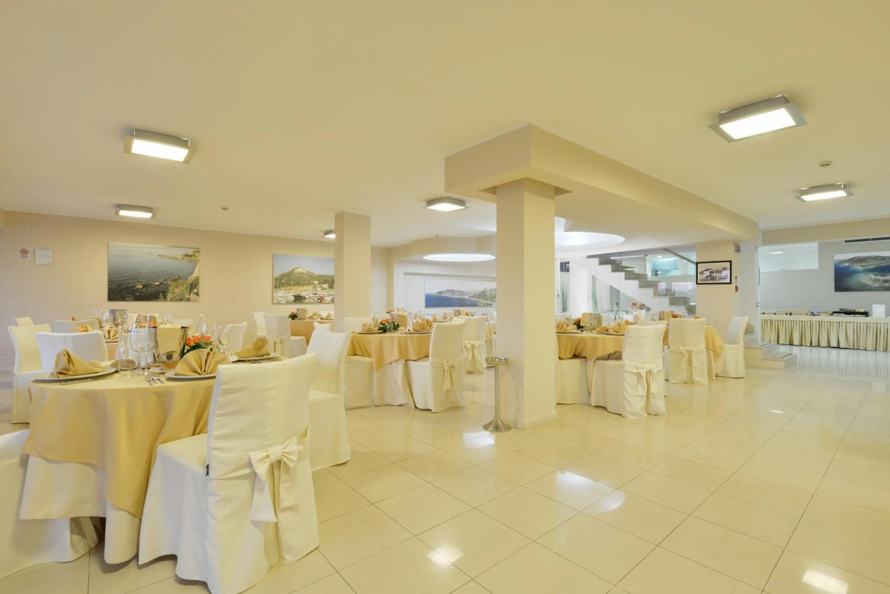 Restaurant/places to eat in Hotel Mareluna