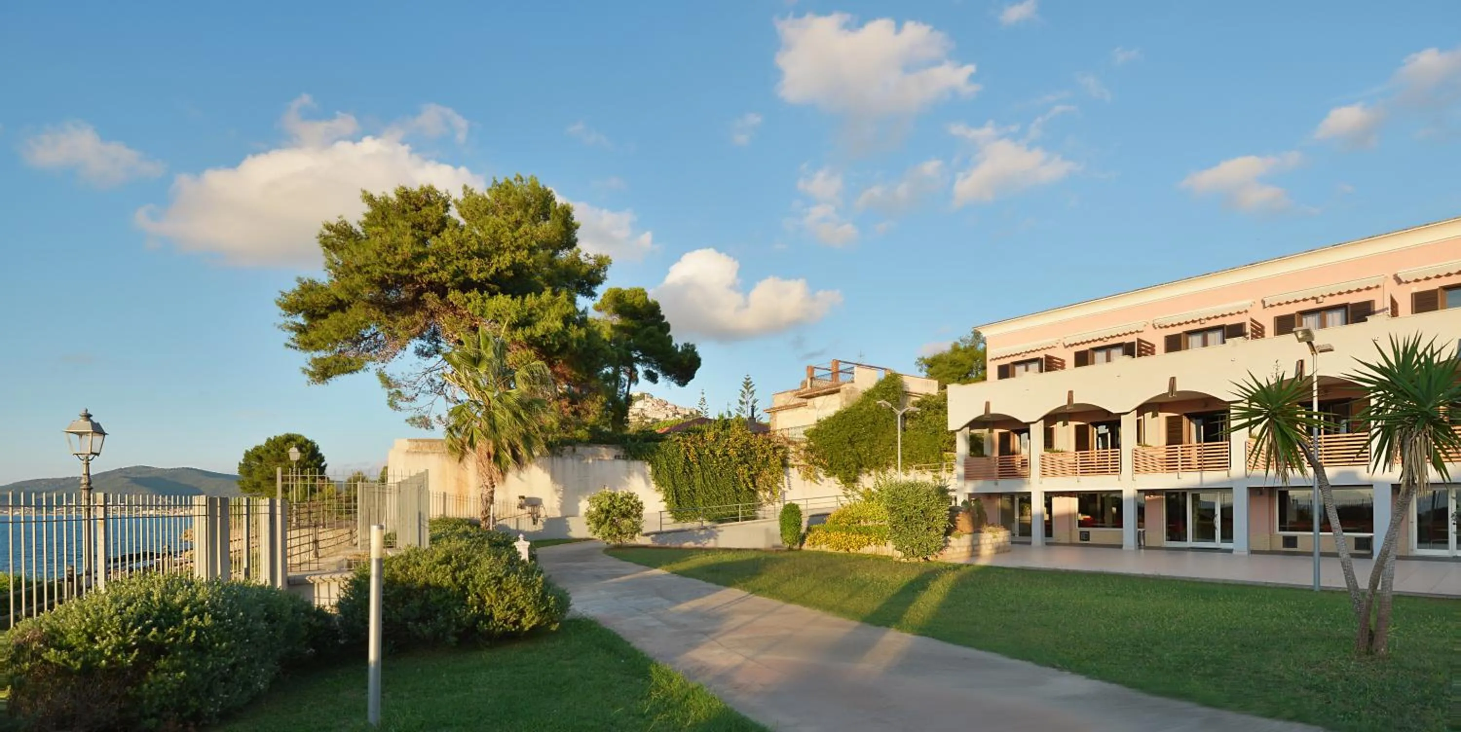 Facade/entrance in Hotel Mareluna