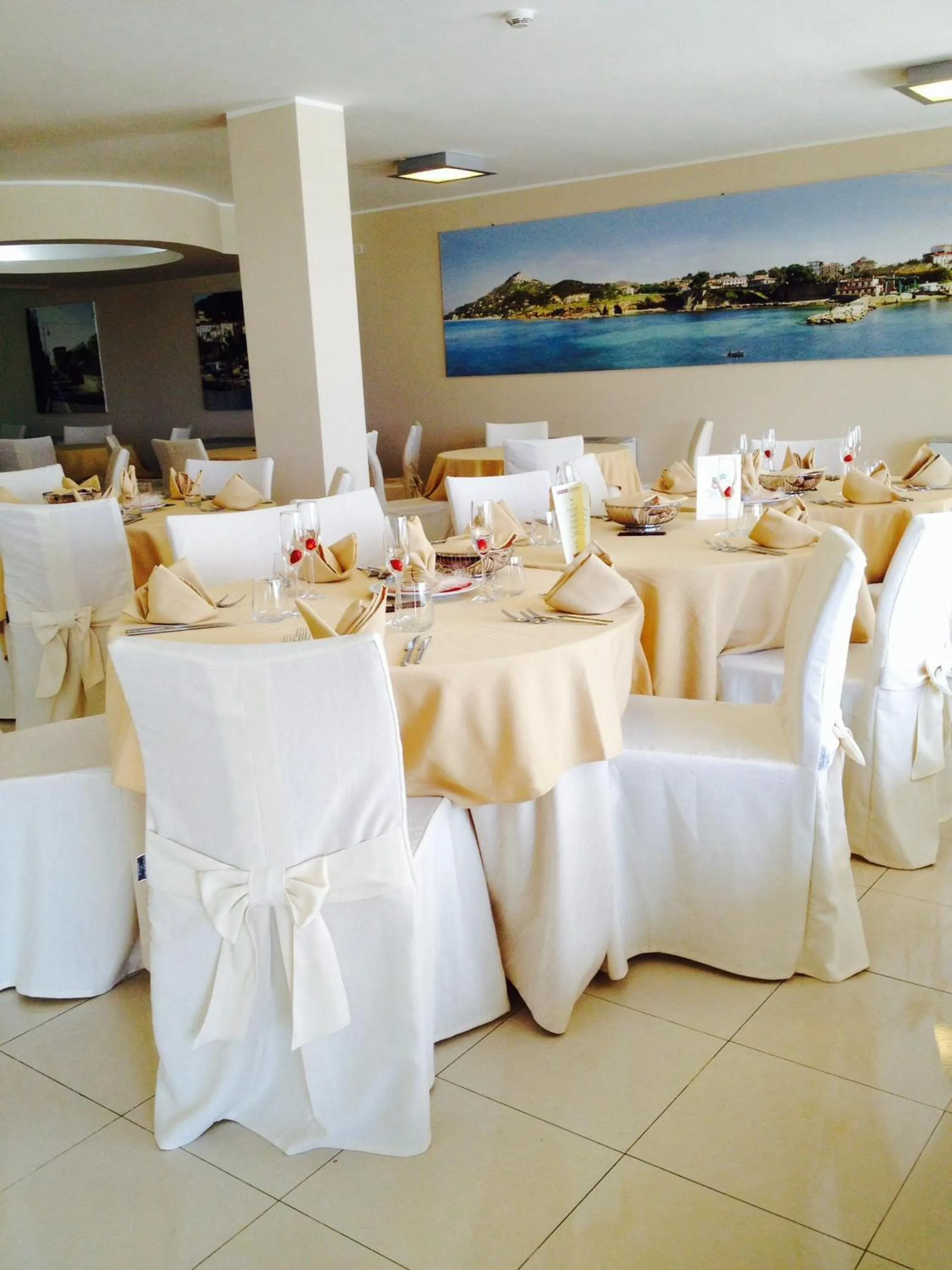 Restaurant/places to eat in Hotel Mareluna