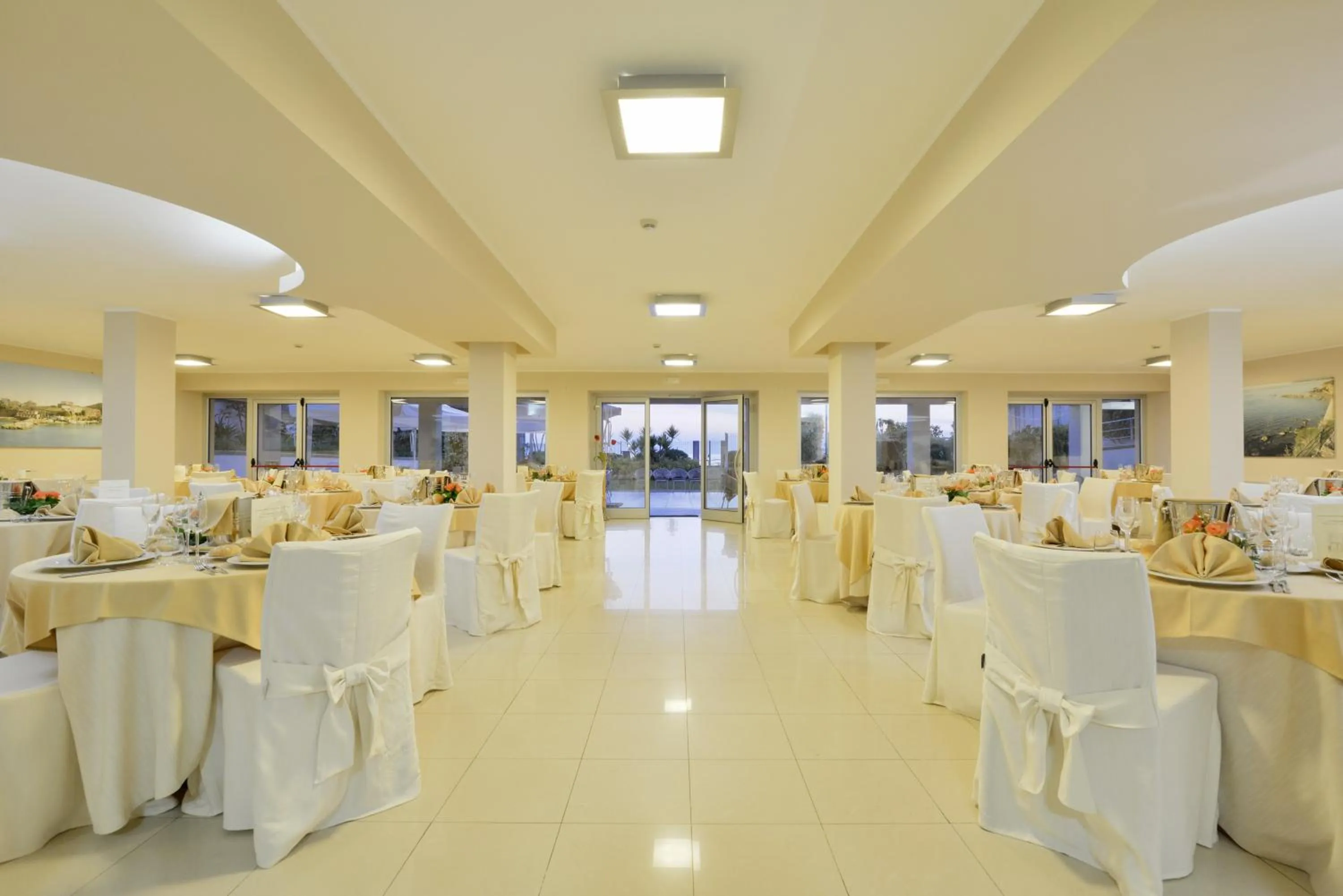 Restaurant/places to eat in Hotel Mareluna