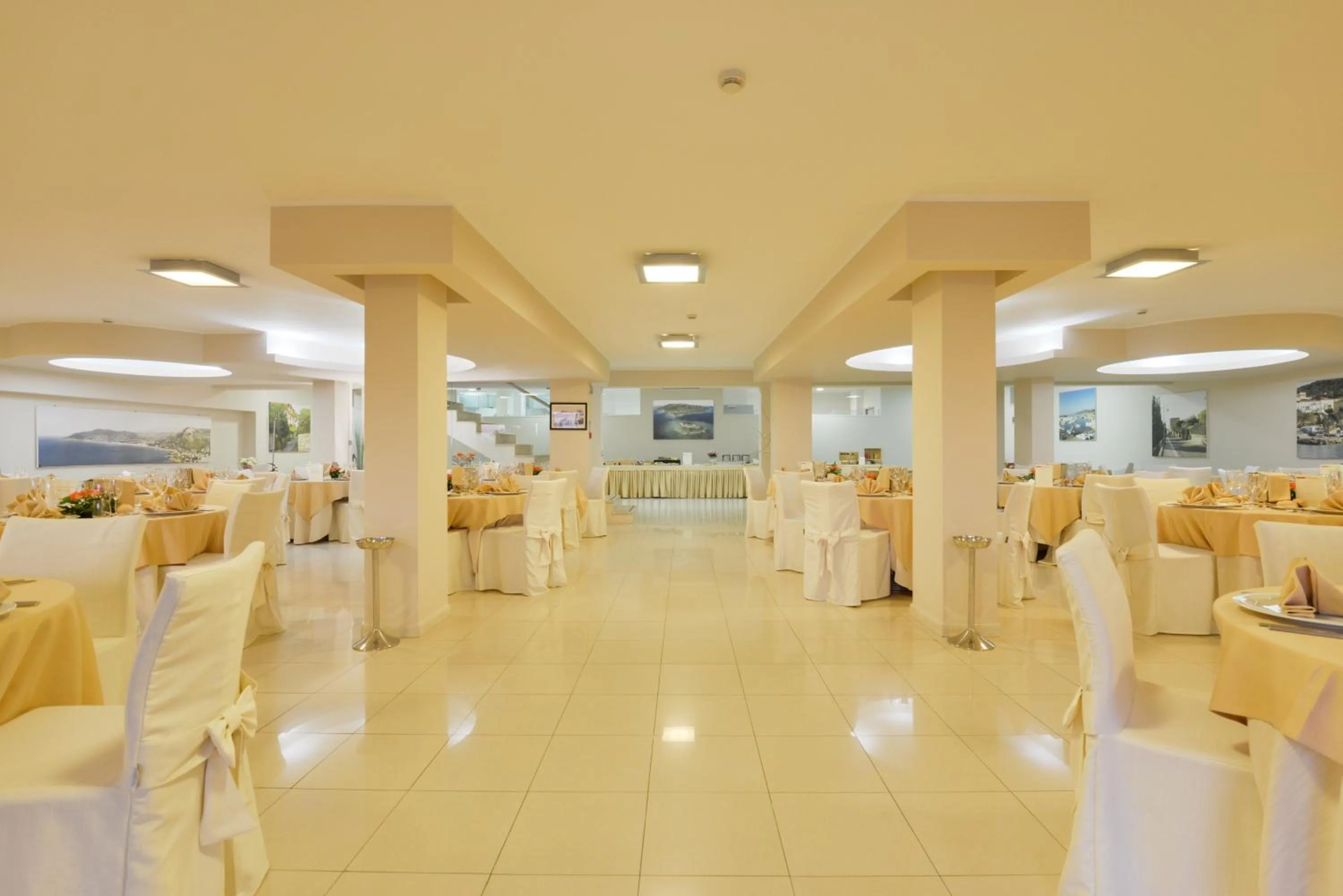 Restaurant/places to eat in Hotel Mareluna