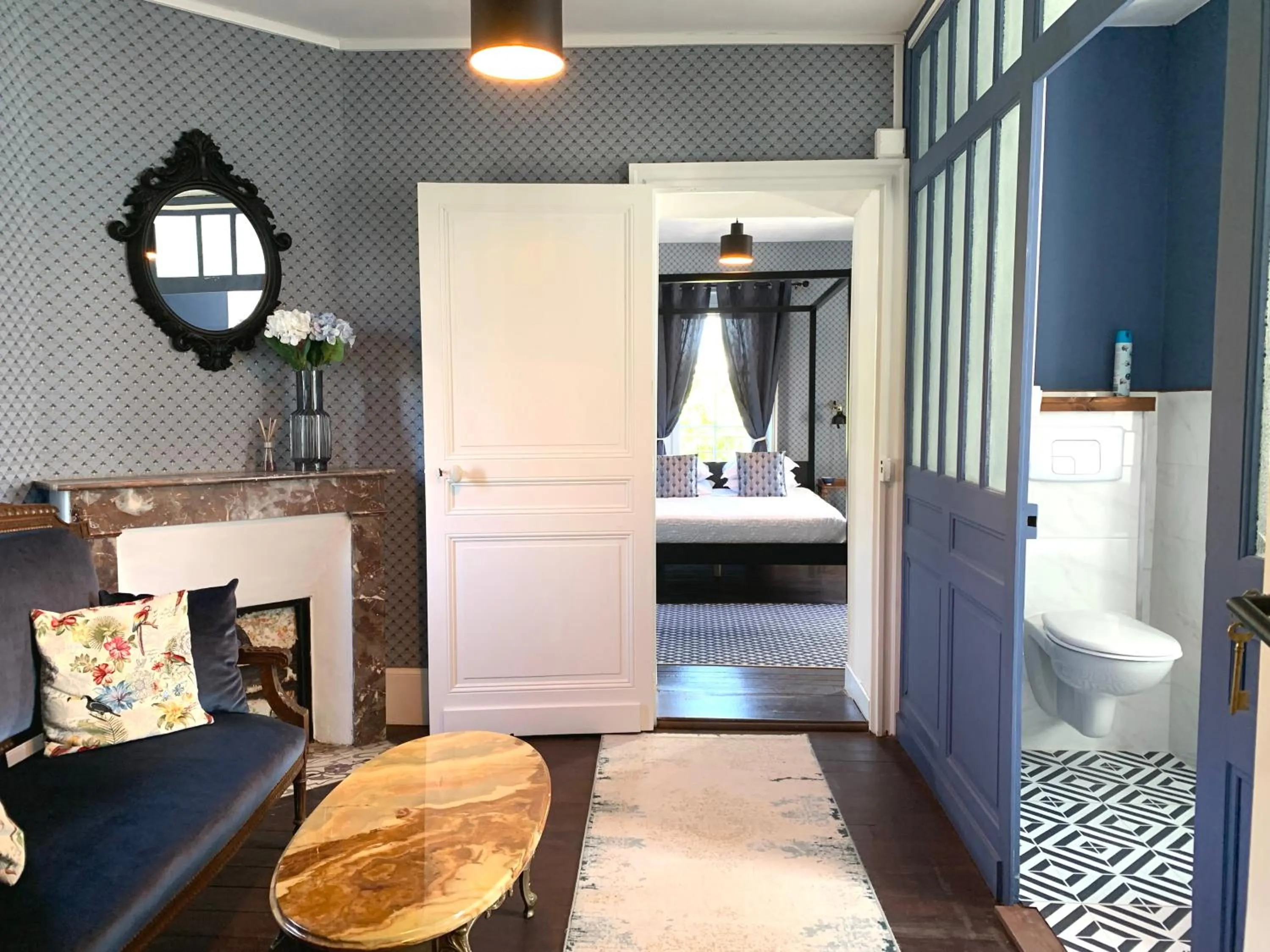 Seating area, Bed in Brigitte et Moi