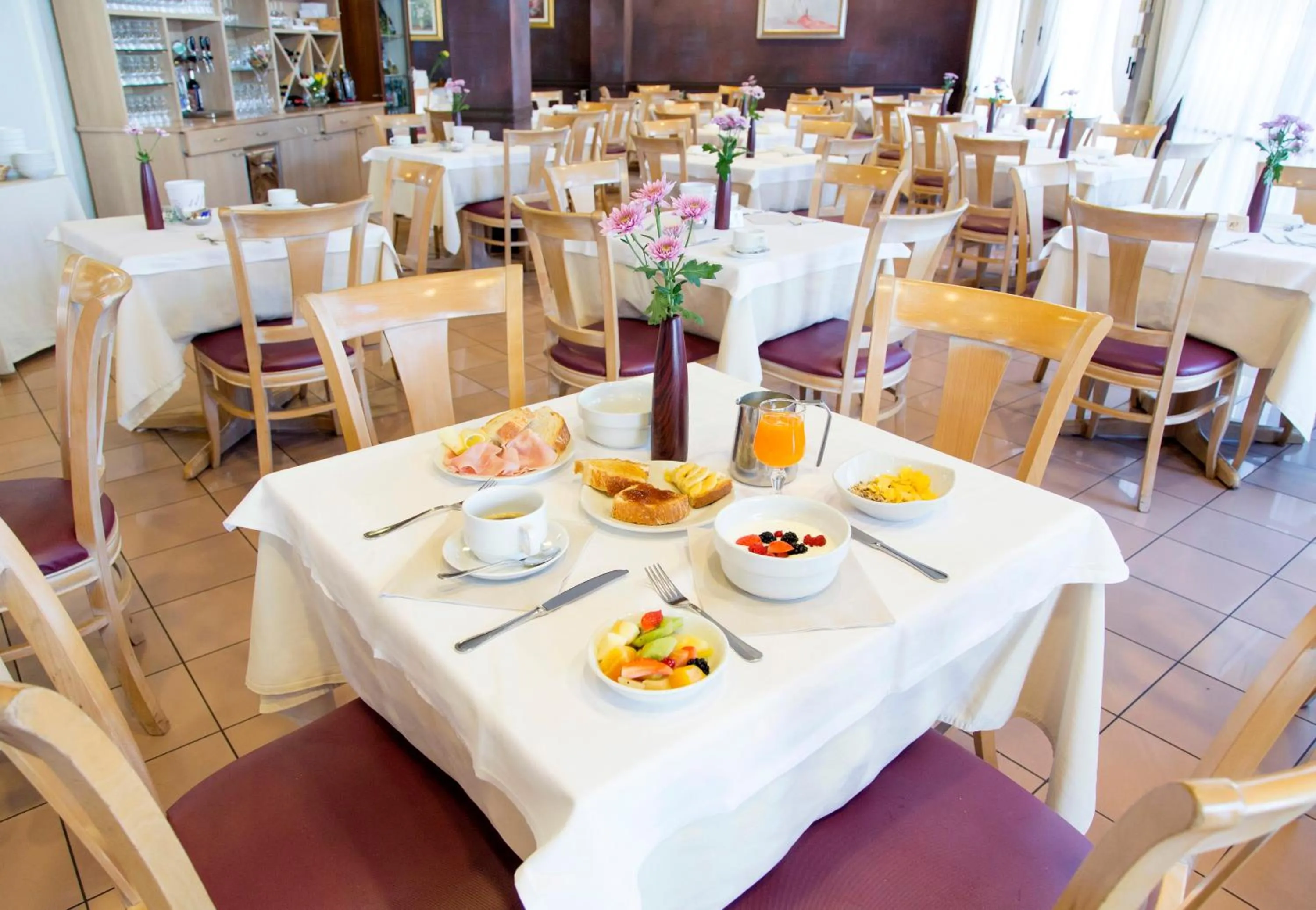 Restaurant/places to eat in Hotel Meeting