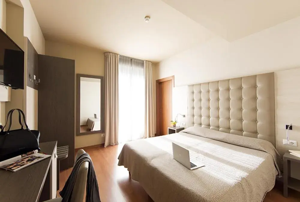 Double Room in Hotel Meeting Double Room in Hotel Meeting