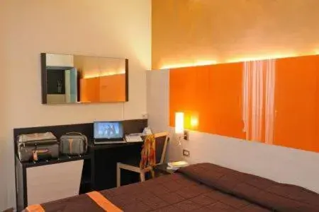 Triple Room in Hotel Meeting Triple Room in Hotel Meeting