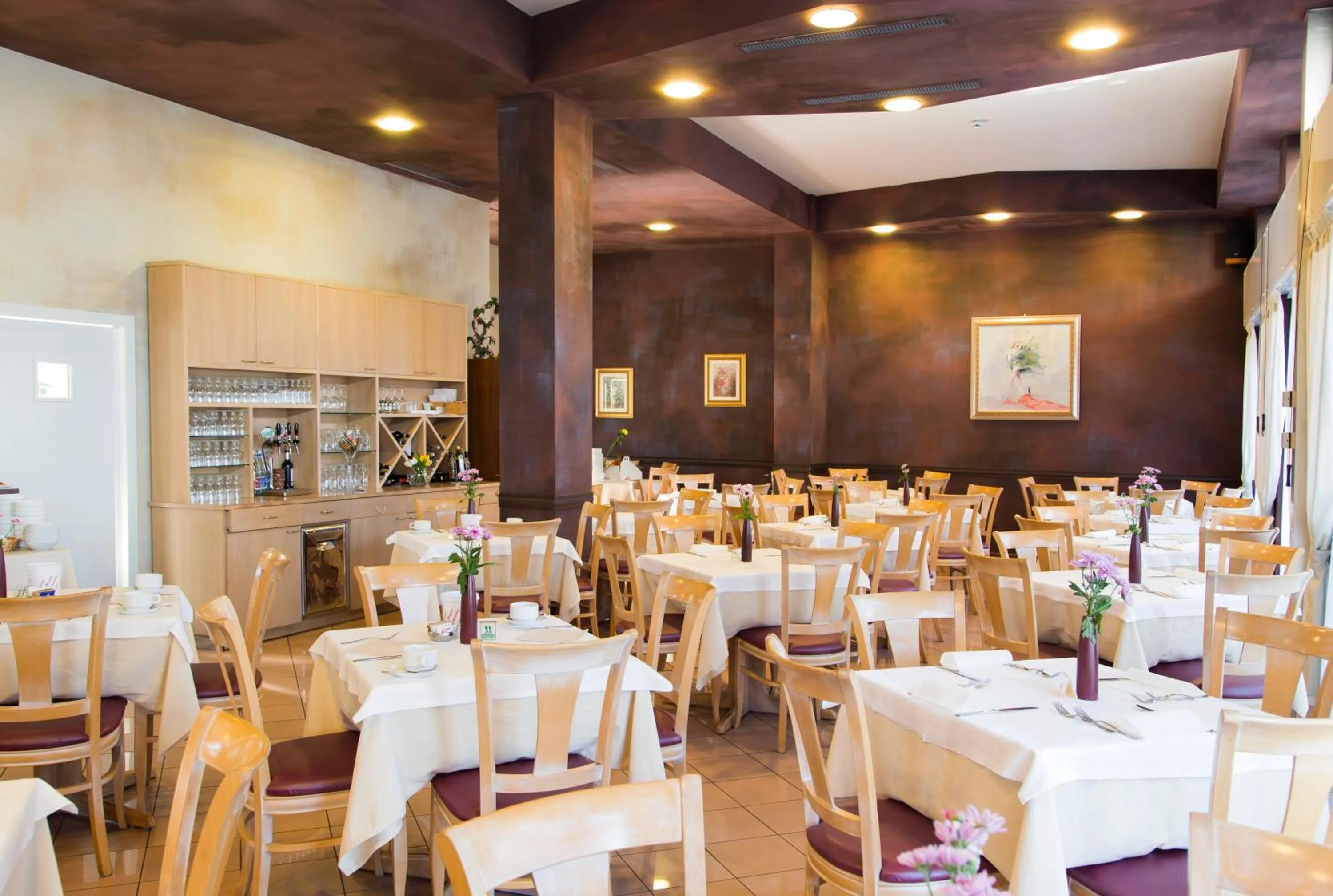 Restaurant/places to eat in Hotel Meeting