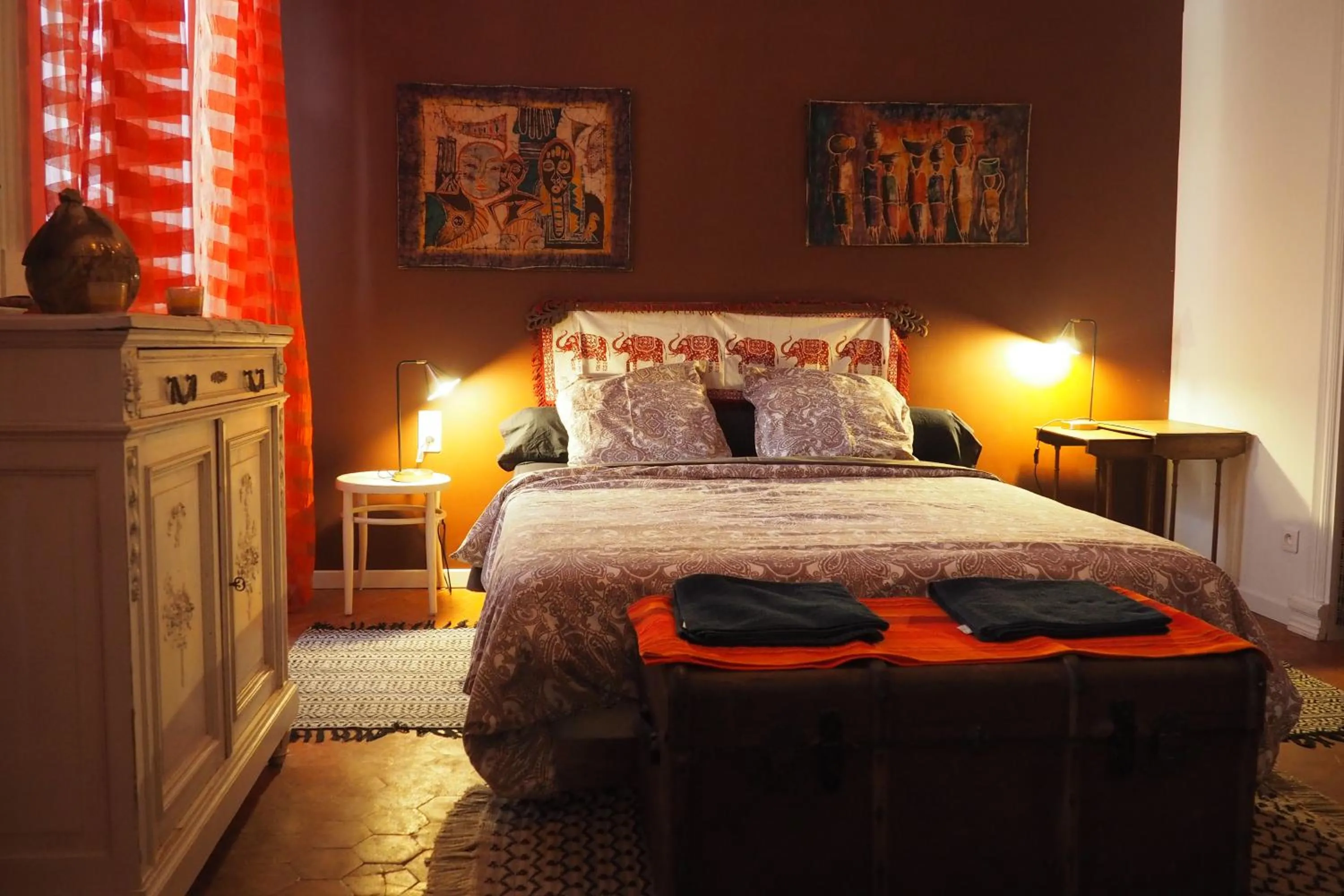 Photo of the whole room, Bed in Chambres d'Hôtes Le relais des marmottes en Luberon