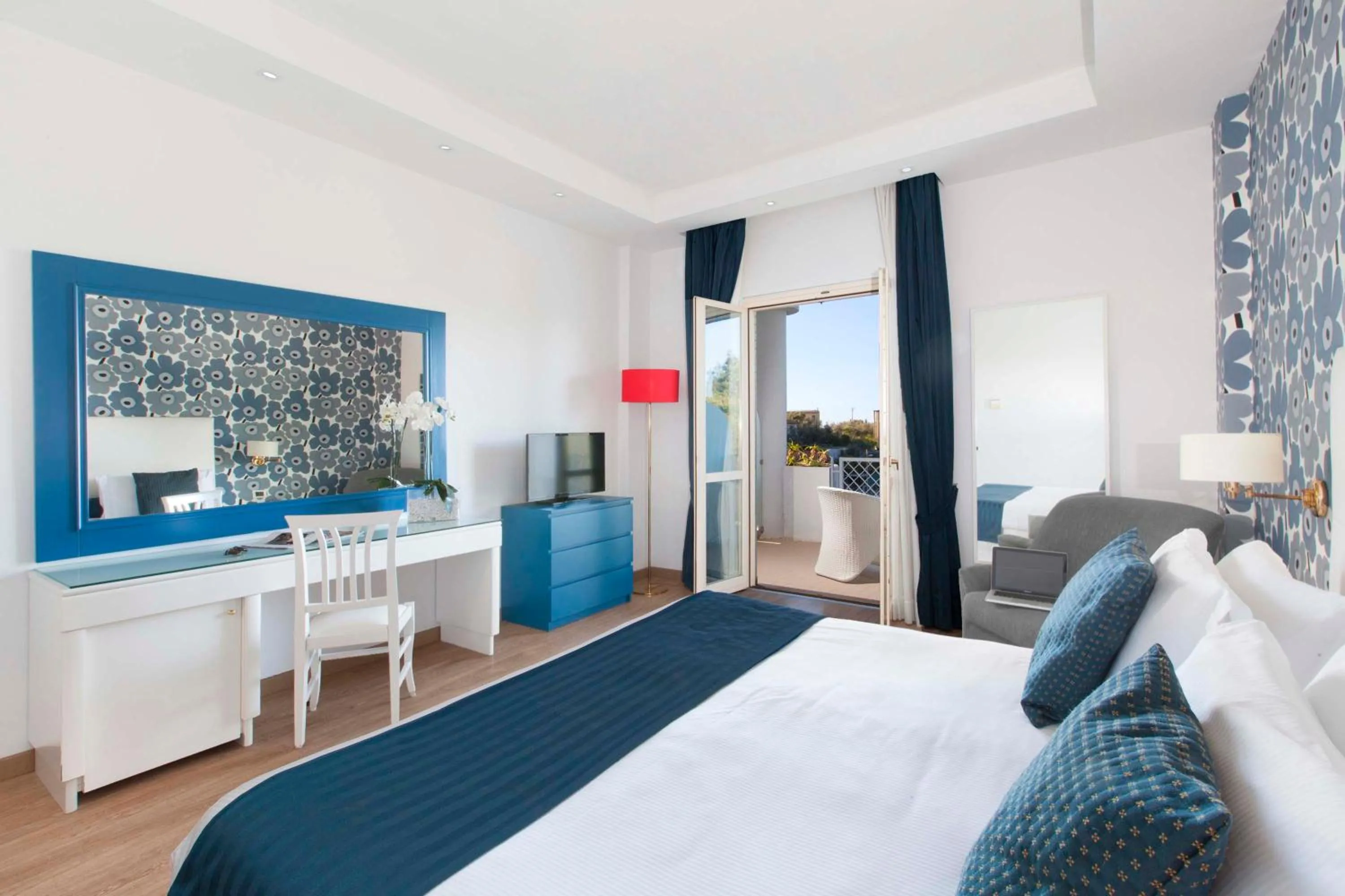 Bedroom, Bed in Atlantic Palace Hotel