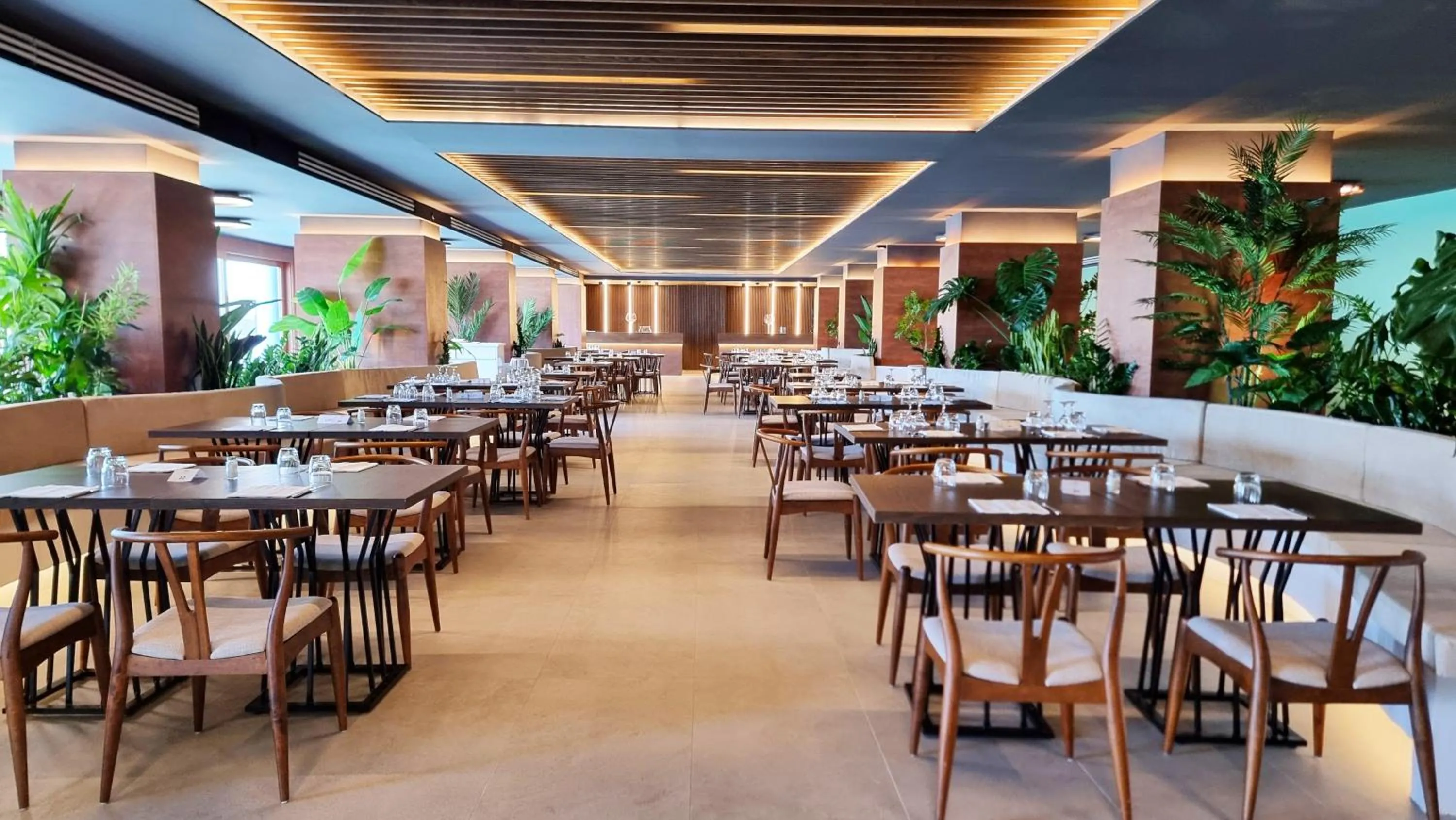 Restaurant/places to eat in Mar Hotel Alimuri