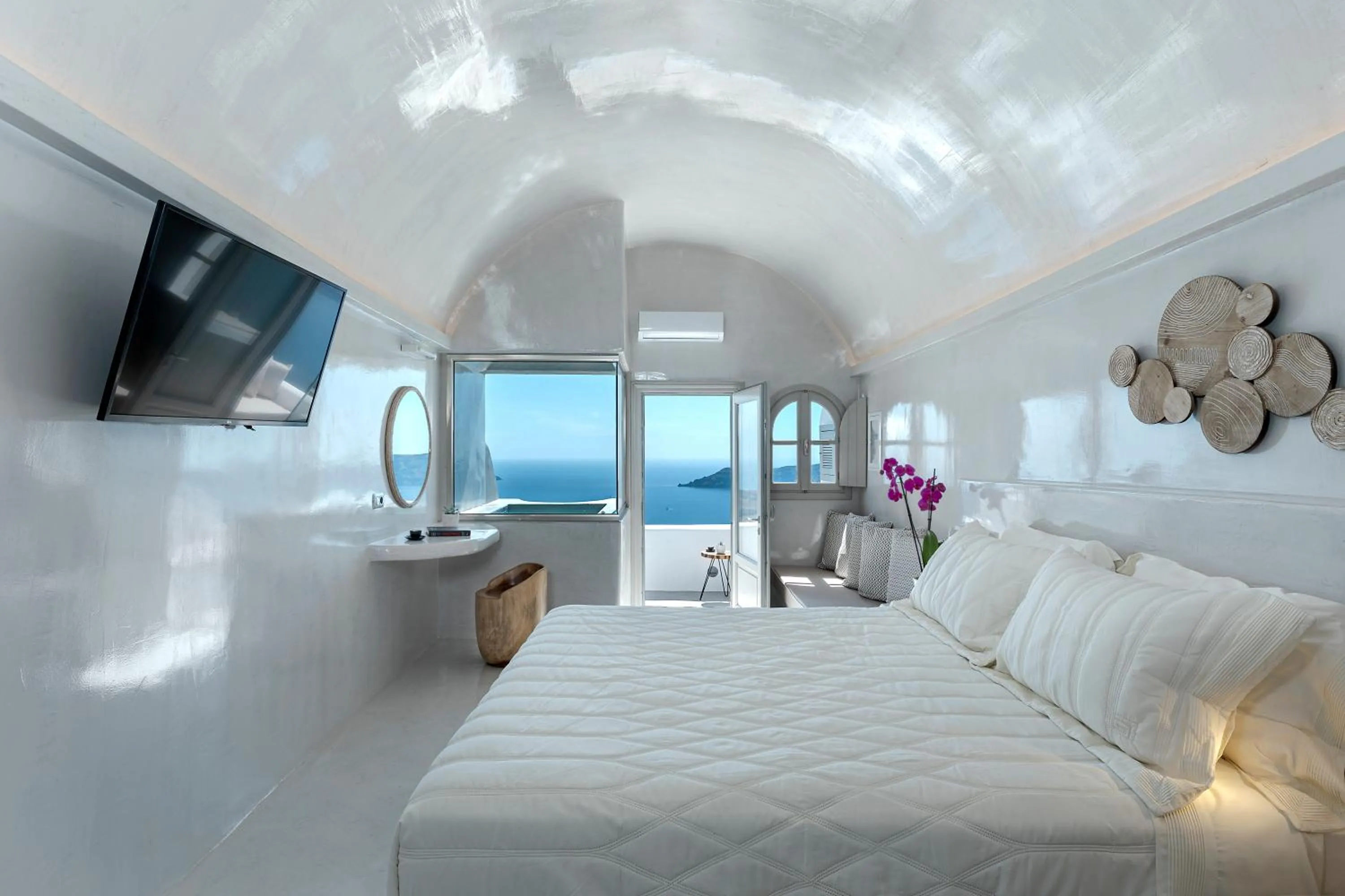Photo of the whole room, Bed in Kaleidoscope Imerovigli Suites