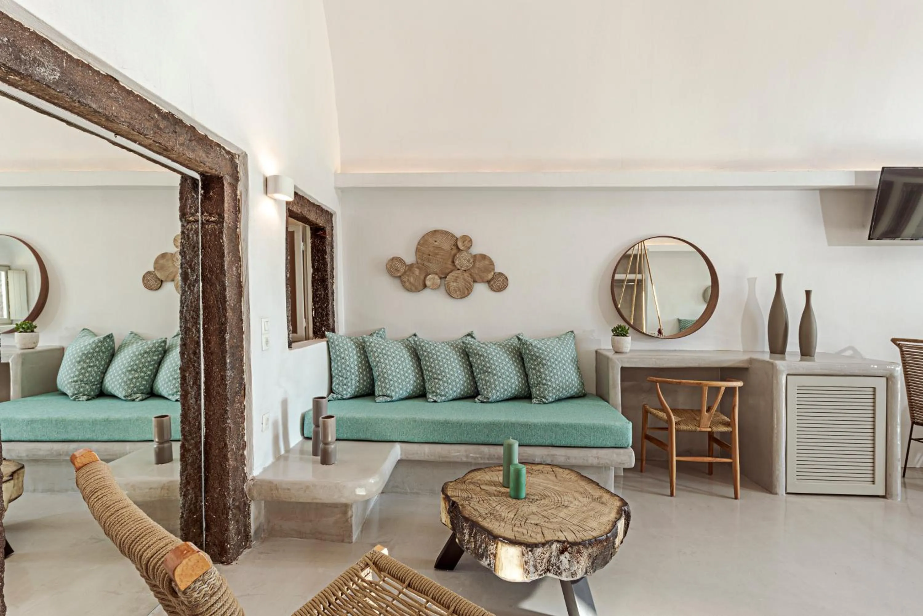 Seating area in Kaleidoscope Imerovigli Suites