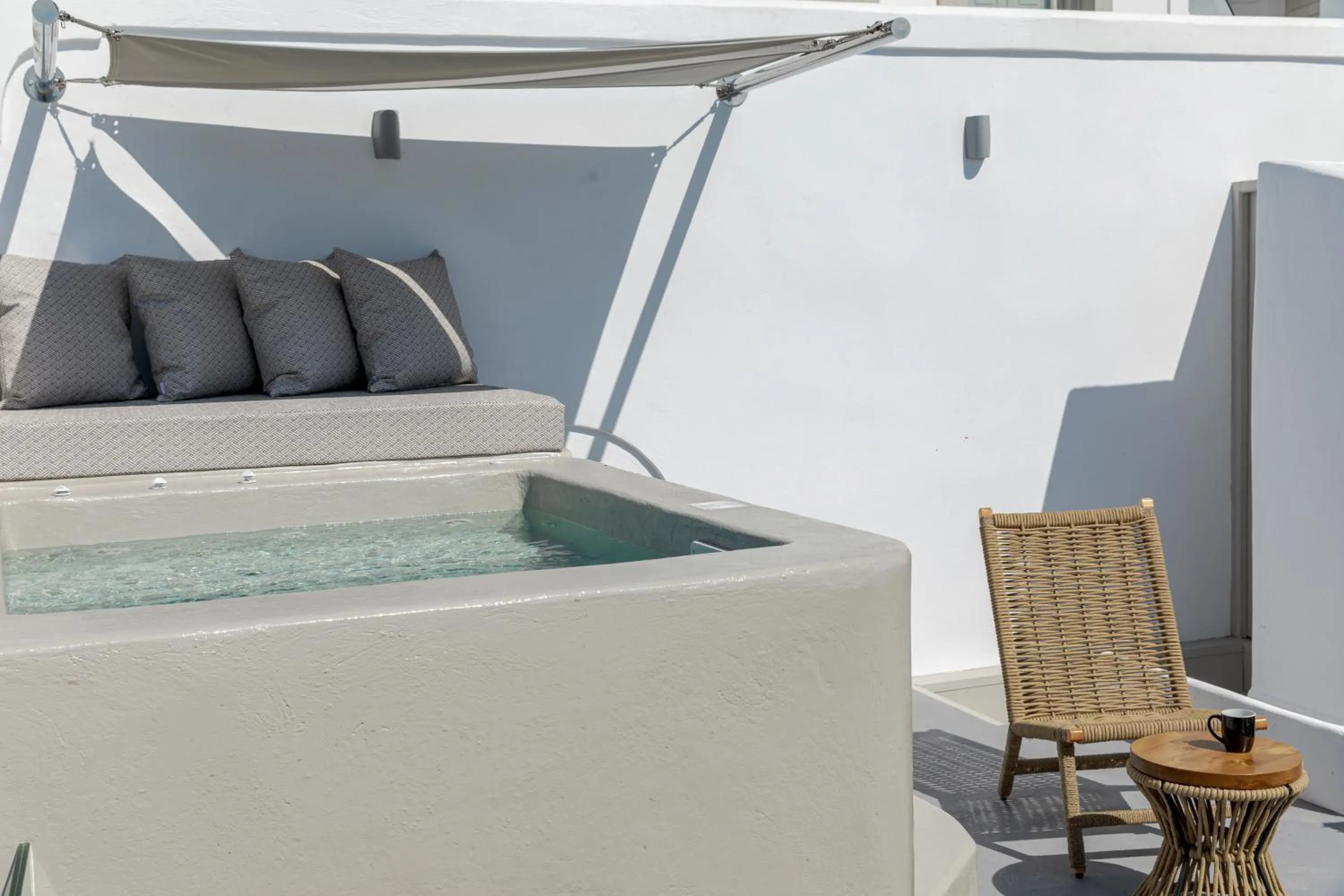 Hot Tub in Kaleidoscope Imerovigli Suites