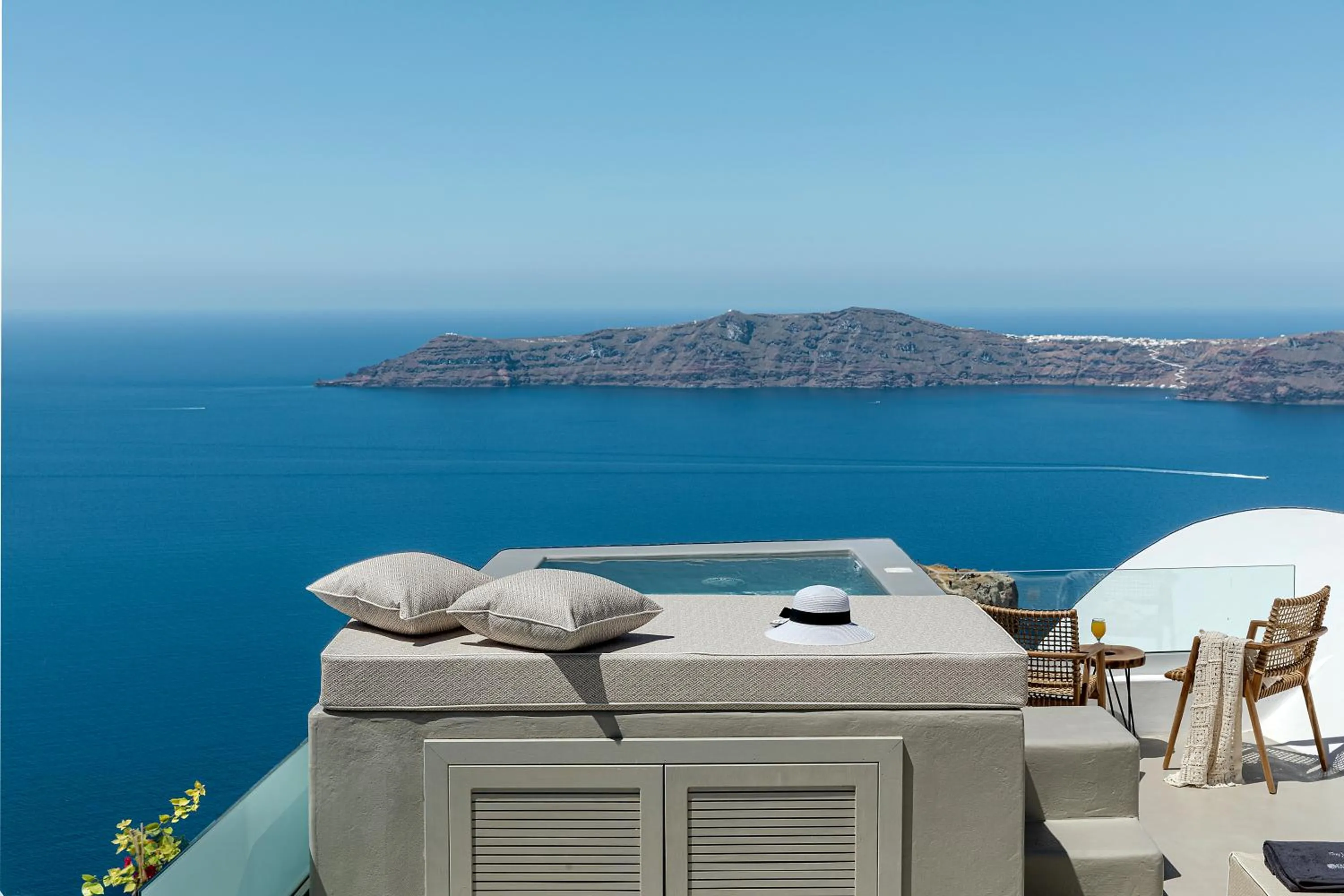 Hot Tub in Kaleidoscope Imerovigli Suites