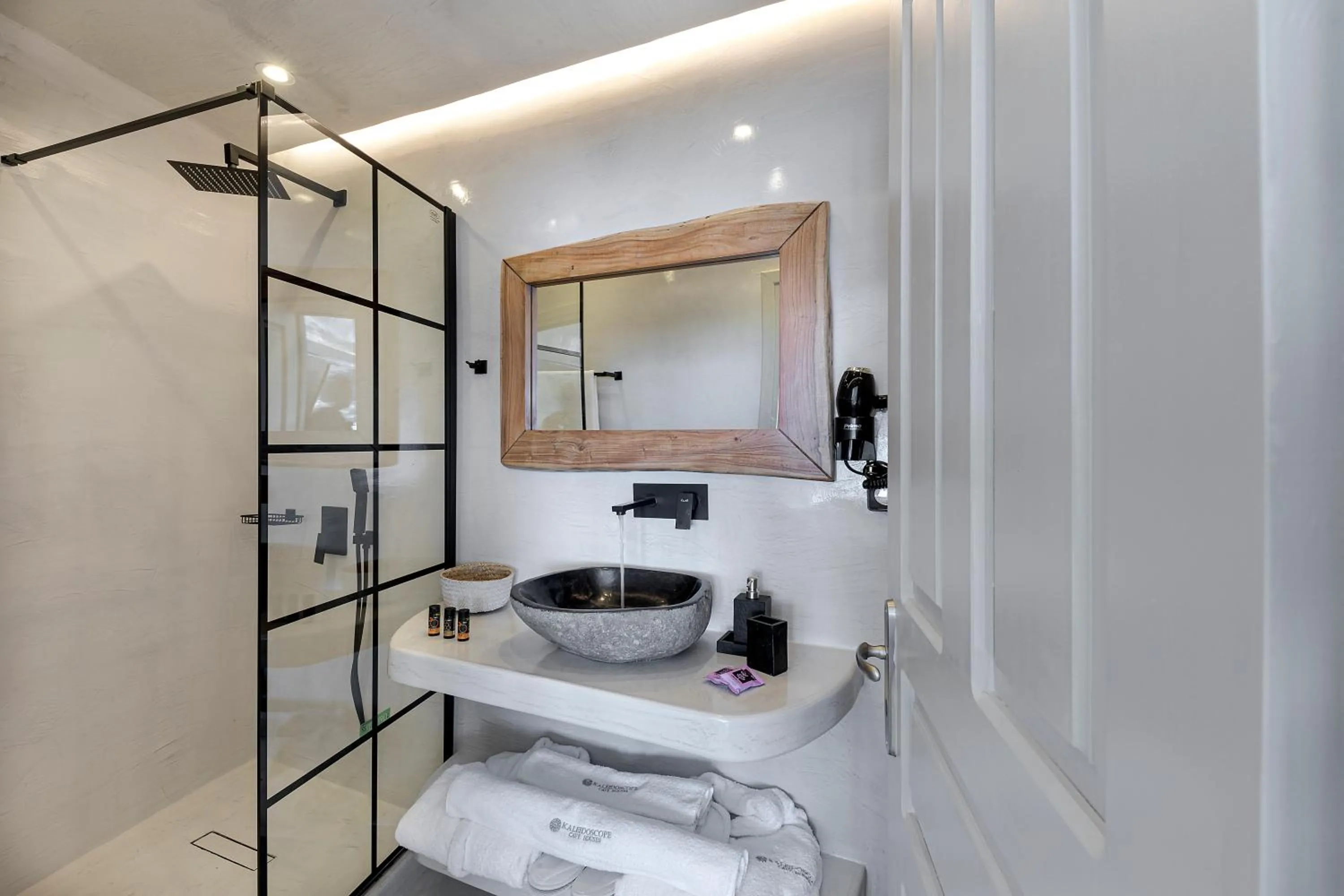 Shower in Kaleidoscope Imerovigli Suites