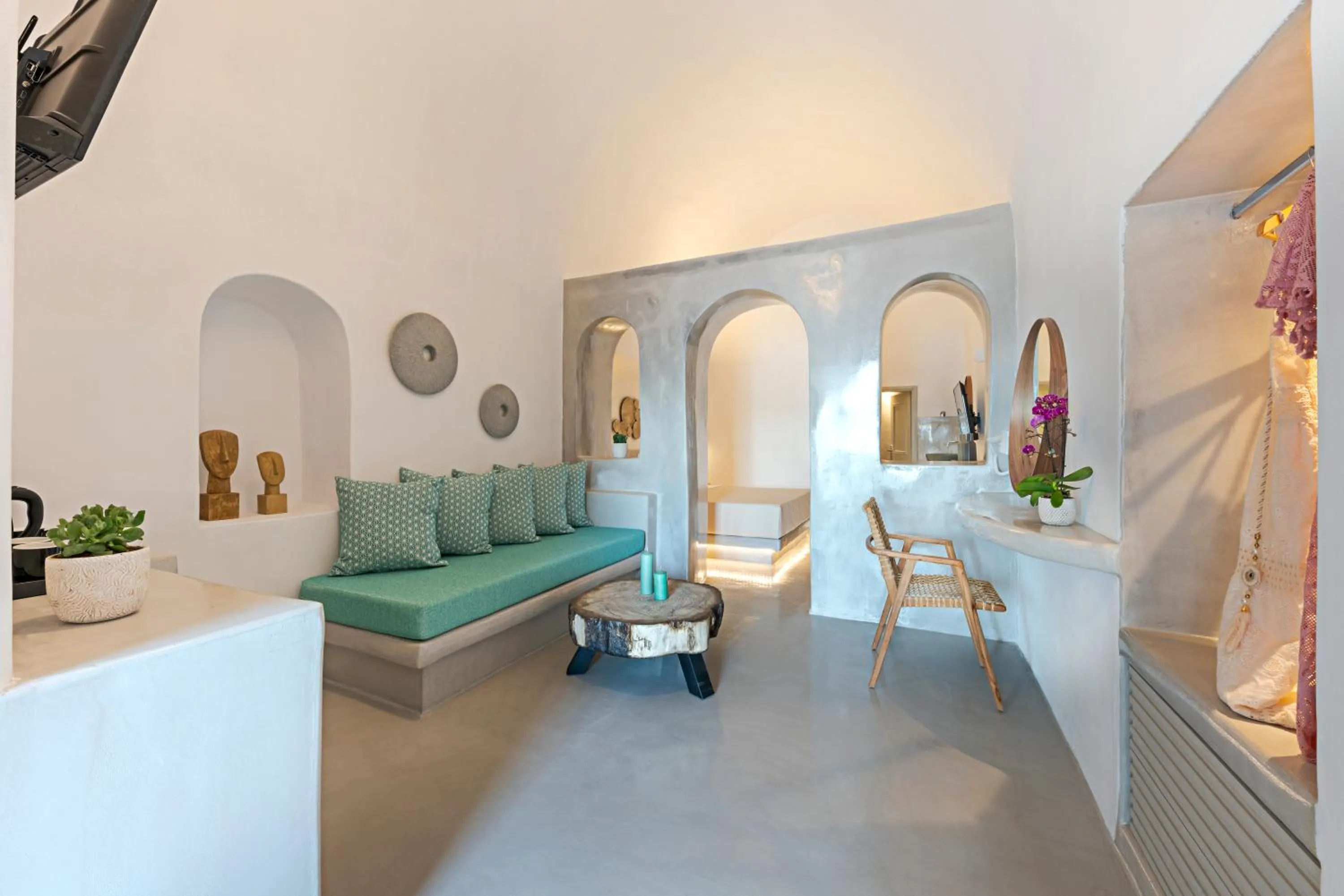 Seating area in Kaleidoscope Imerovigli Suites