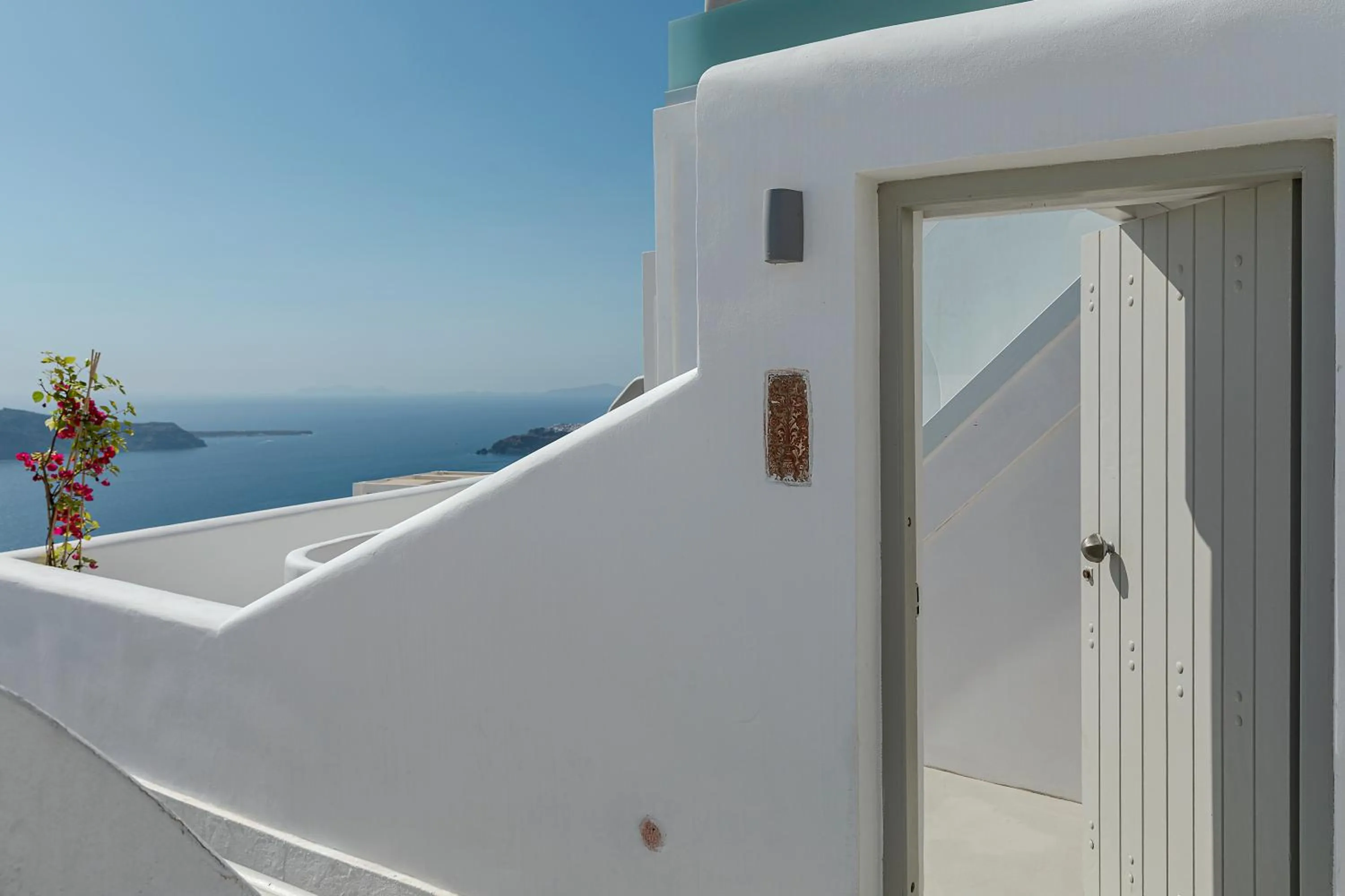 Facade/entrance in Kaleidoscope Imerovigli Suites