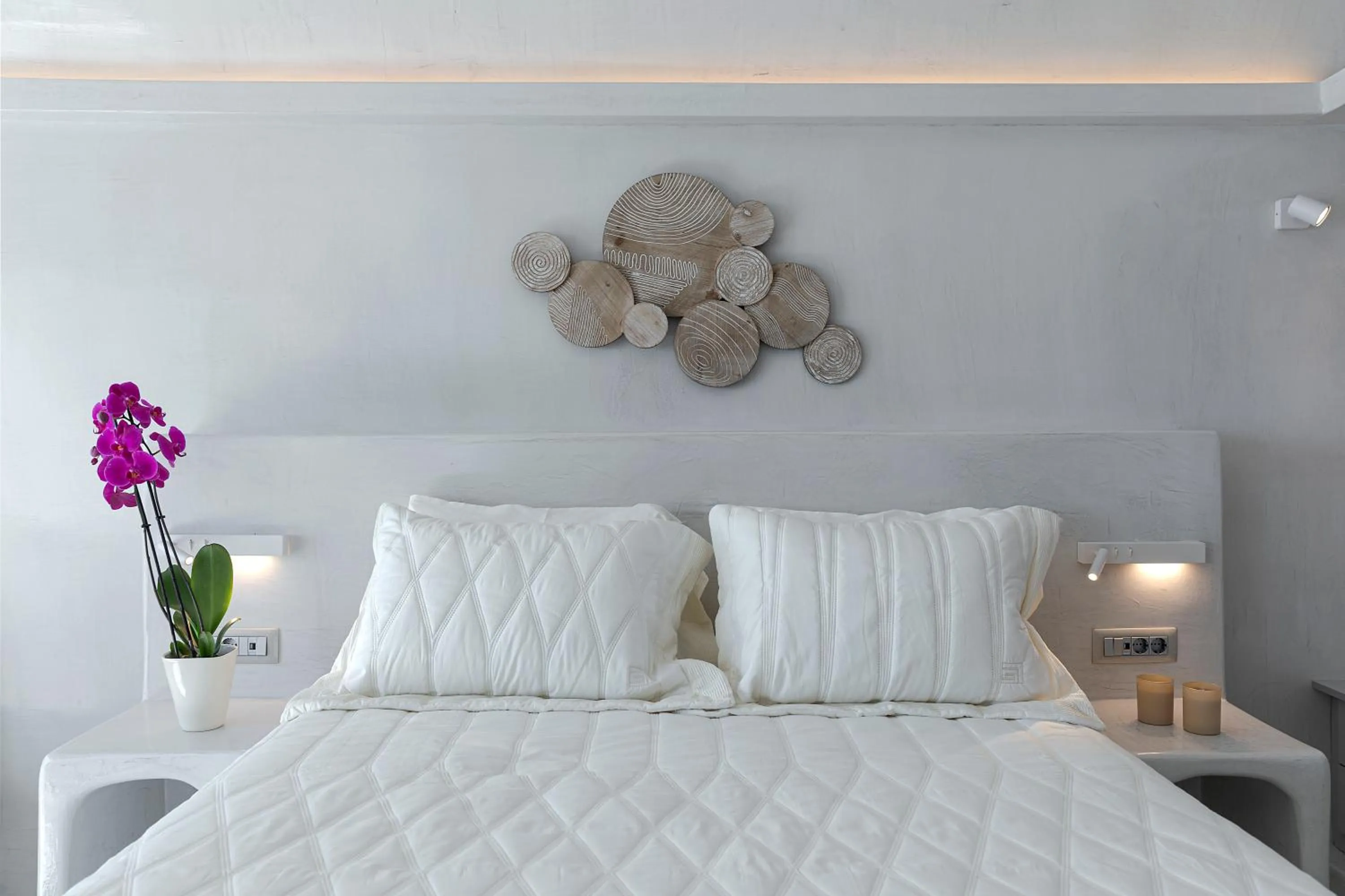 Bed in Kaleidoscope Imerovigli Suites