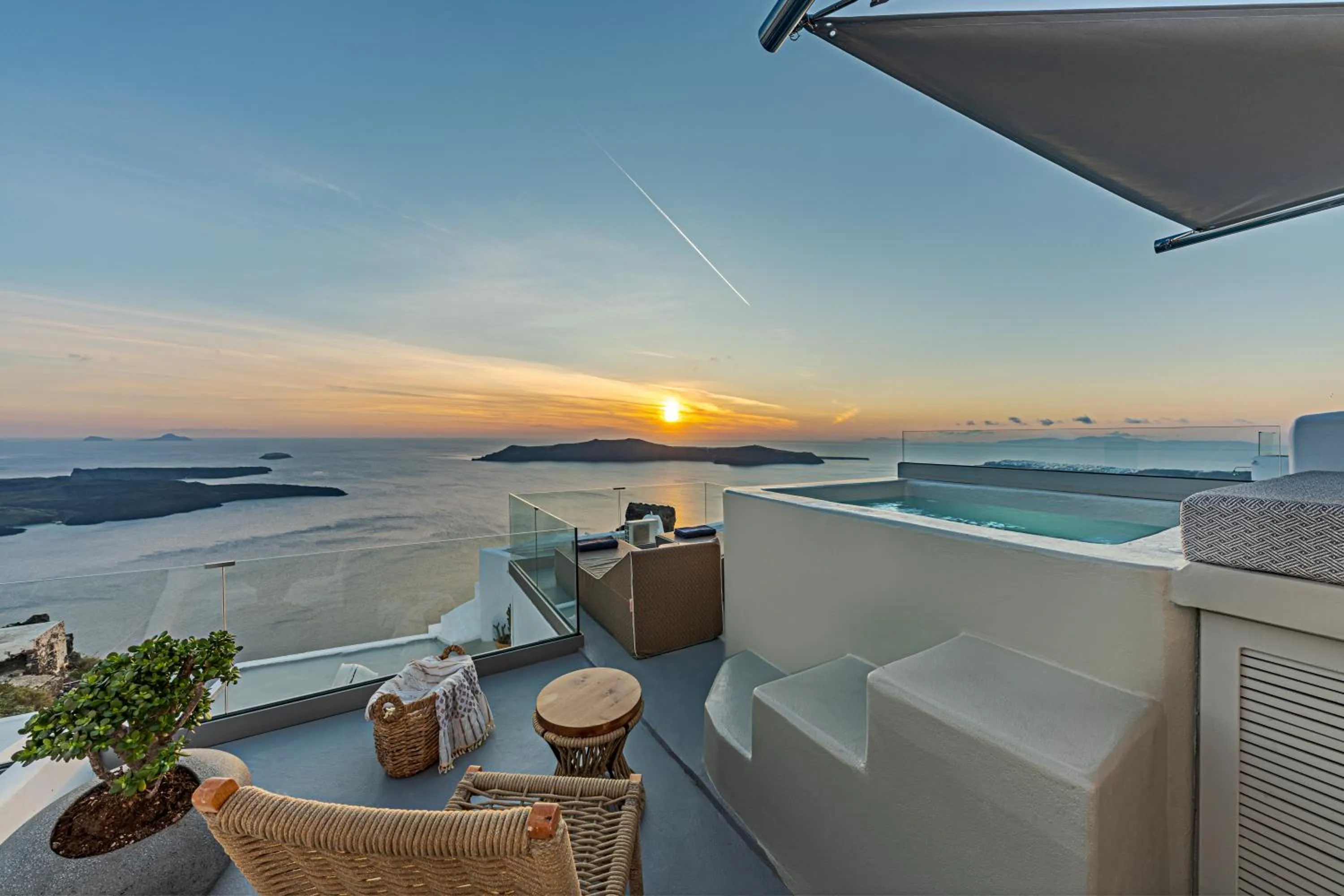 Sunset in Kaleidoscope Imerovigli Suites