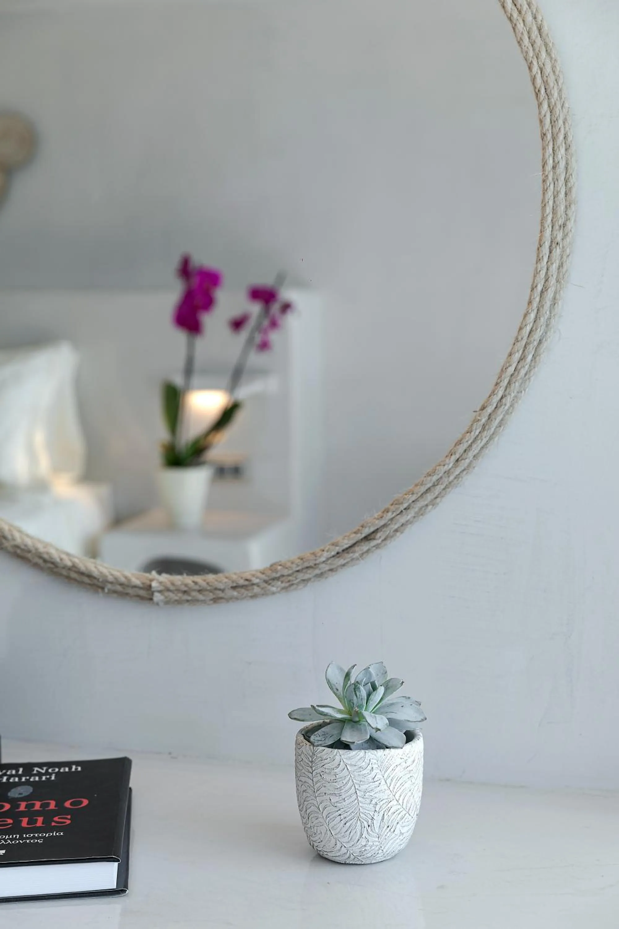 Decorative detail in Kaleidoscope Imerovigli Suites