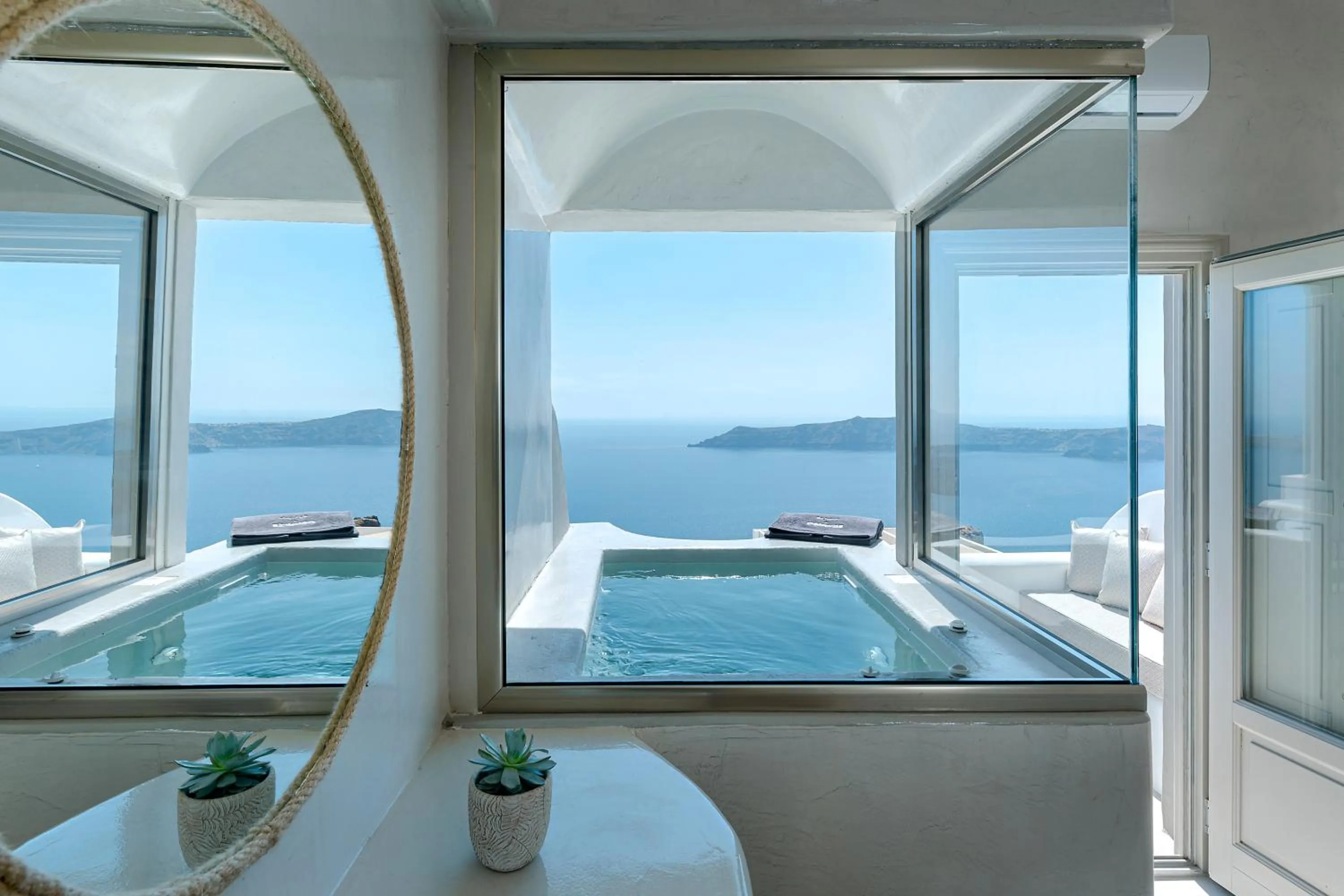 Hot Tub in Kaleidoscope Imerovigli Suites