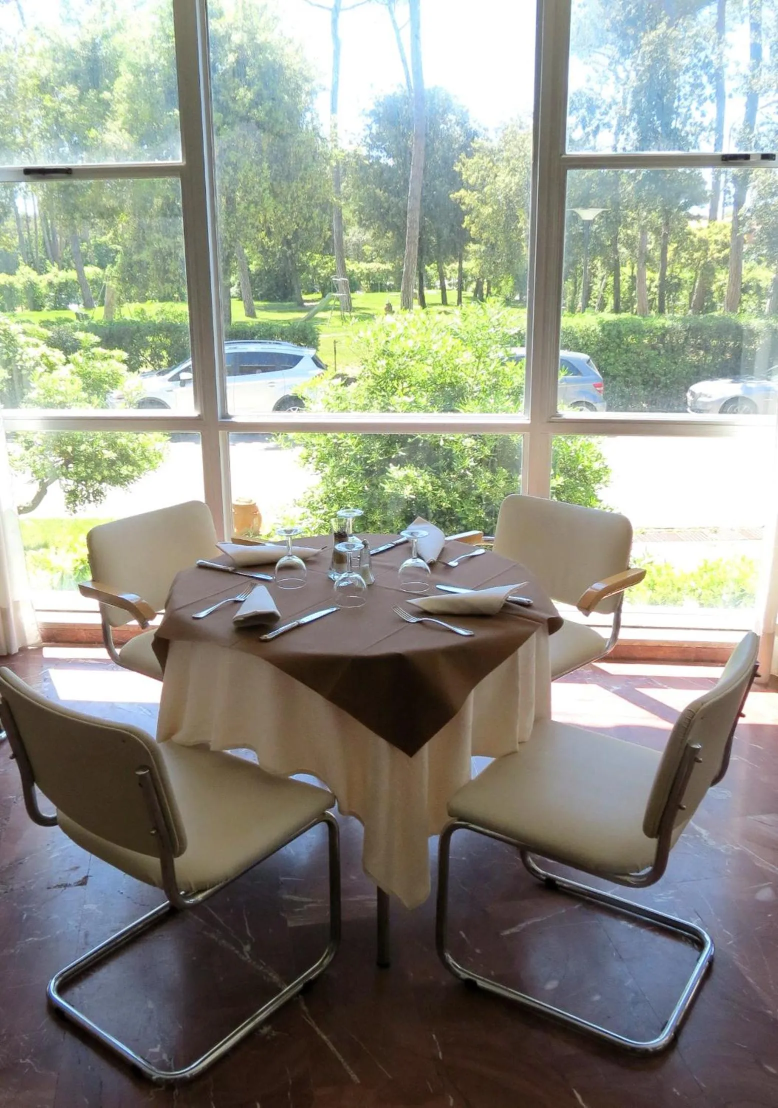 Restaurant/places to eat in Grand Hotel Golf