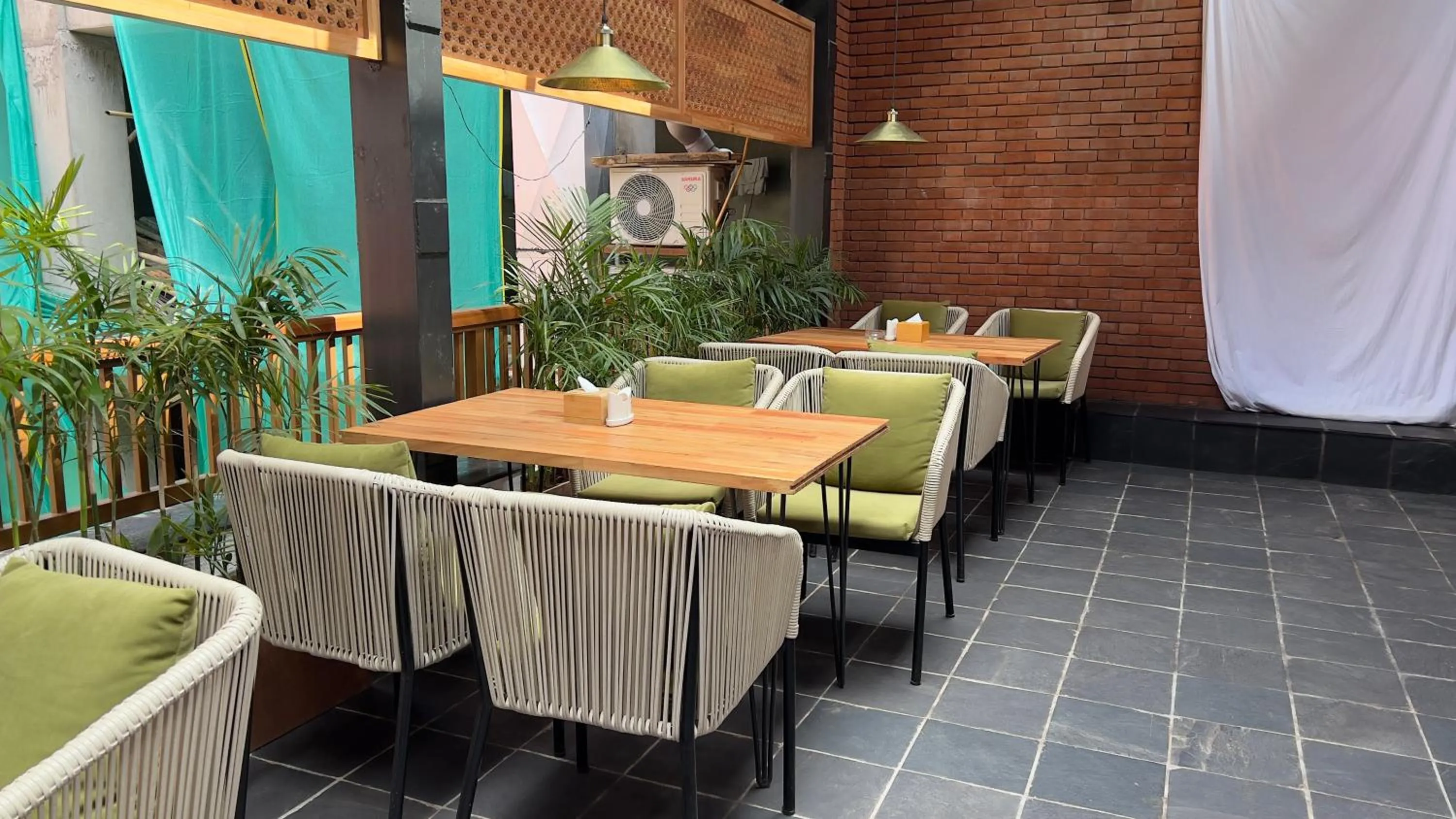 Restaurant/places to eat in Hotel Kailash Kutee