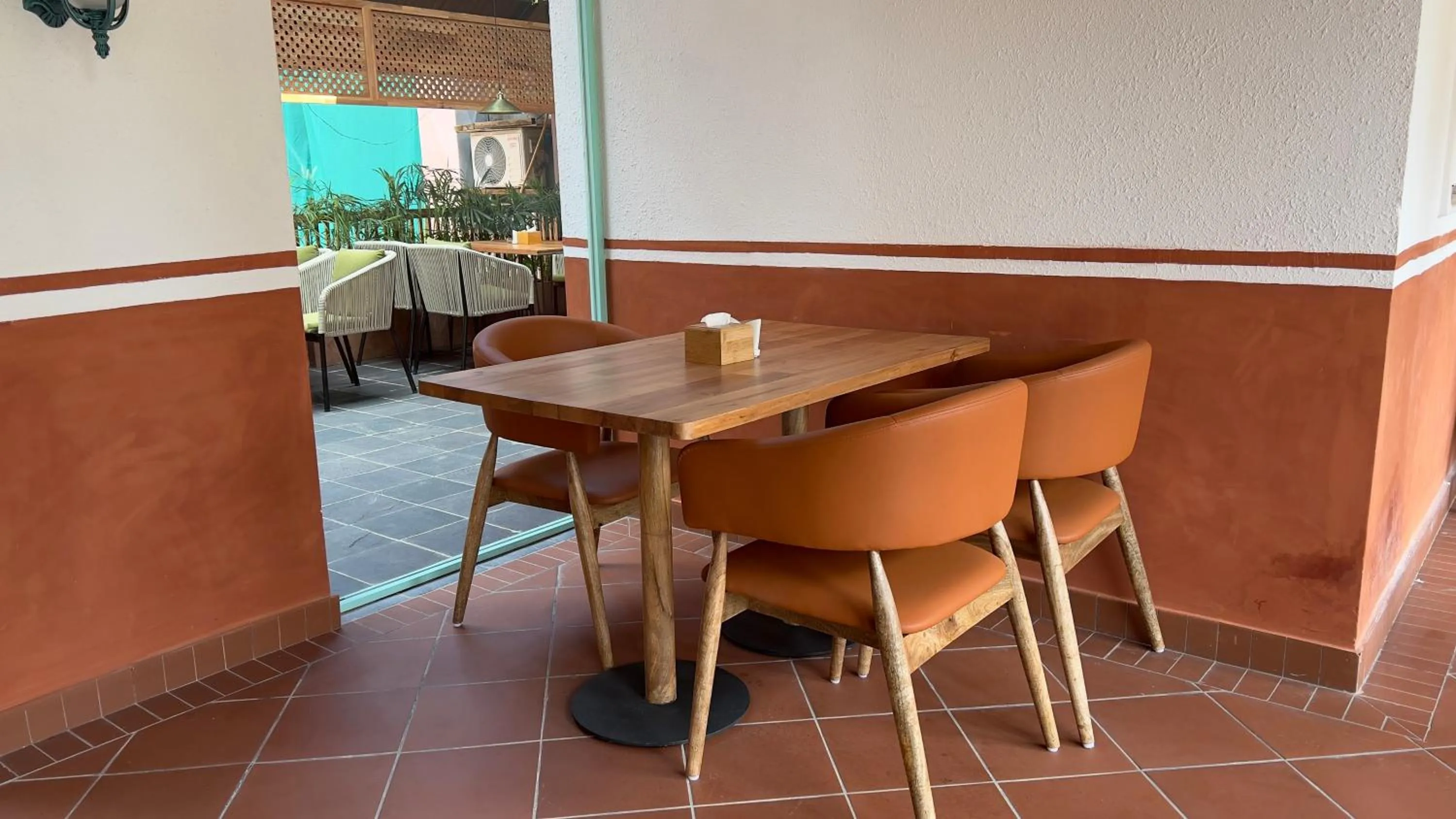 Restaurant/places to eat in Hotel Kailash Kutee