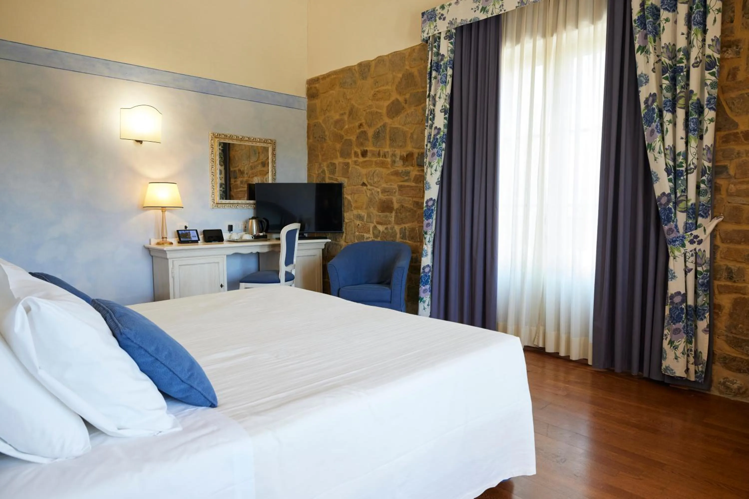 TV and multimedia, Bed in Hotel Borgo Di Cortefreda - Place of Charme