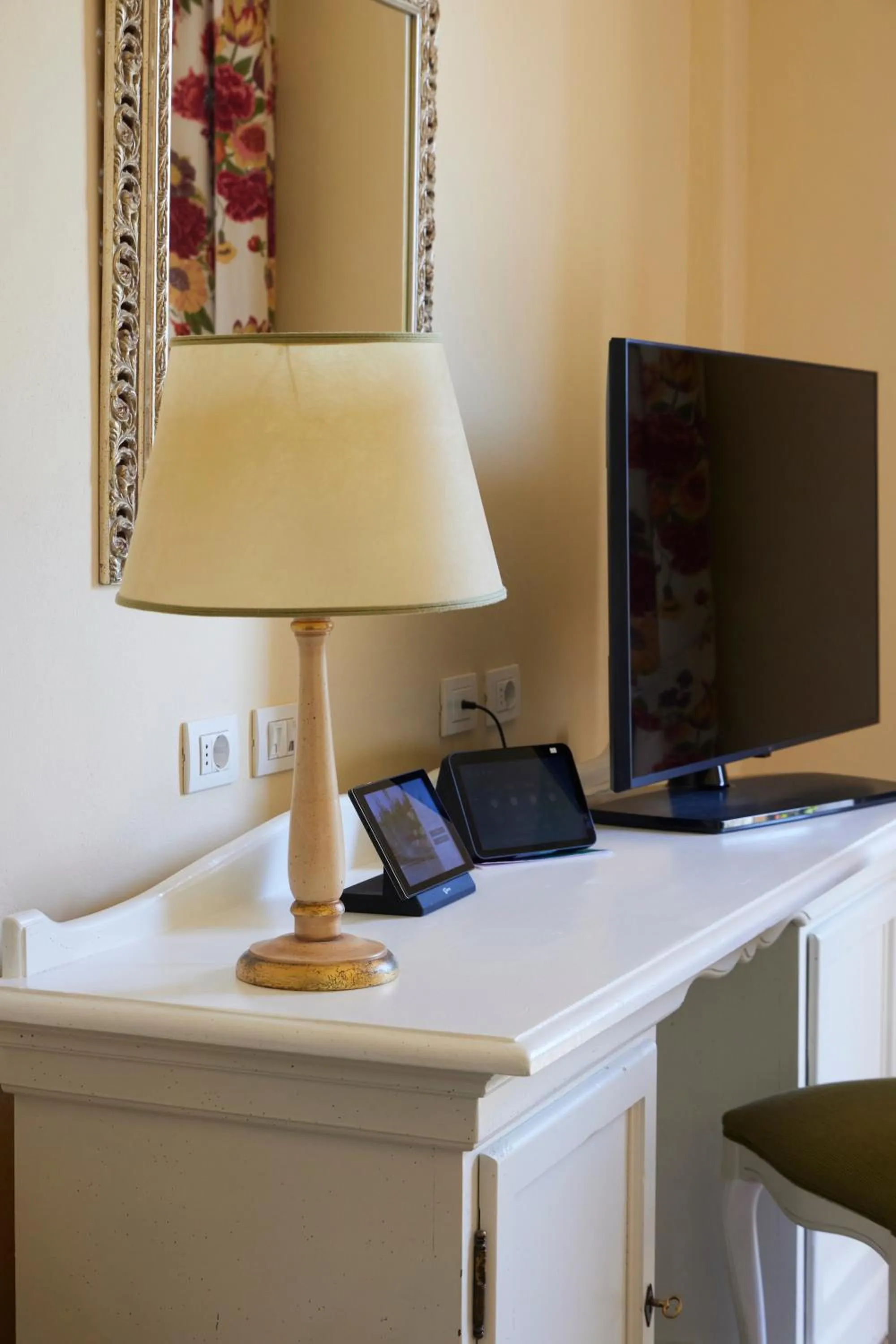 TV and multimedia in Hotel Borgo Di Cortefreda - Place of Charme