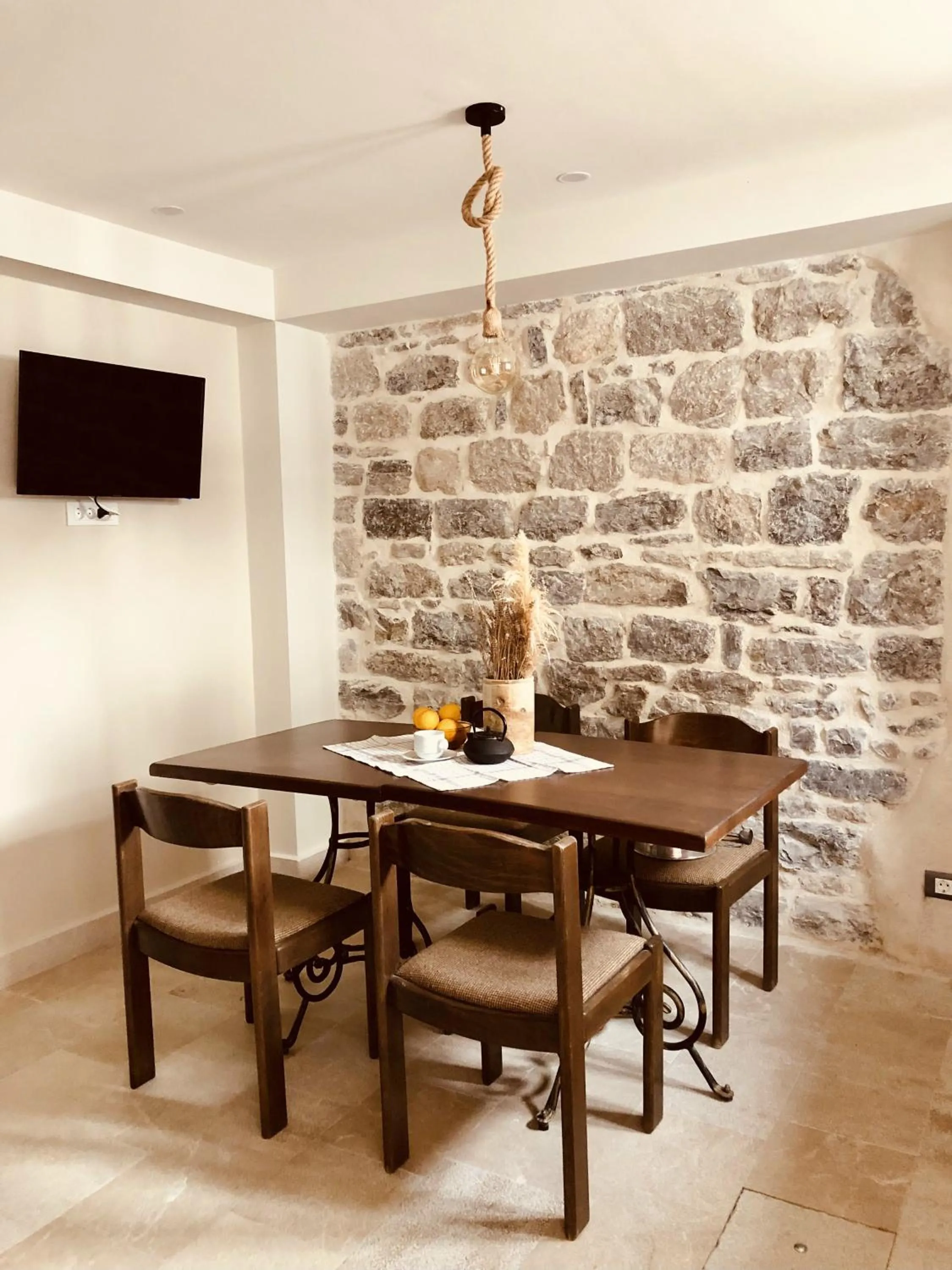 Communal lounge/ TV room in Guesthouse Giraffe