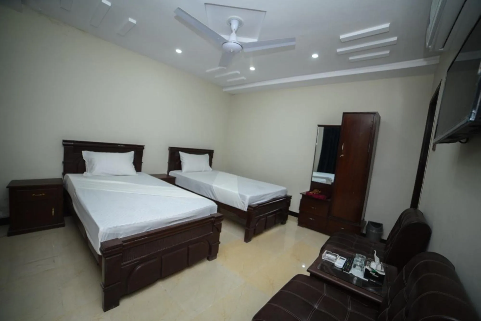 TV and multimedia, Bed in Royal Blue inn Hotel