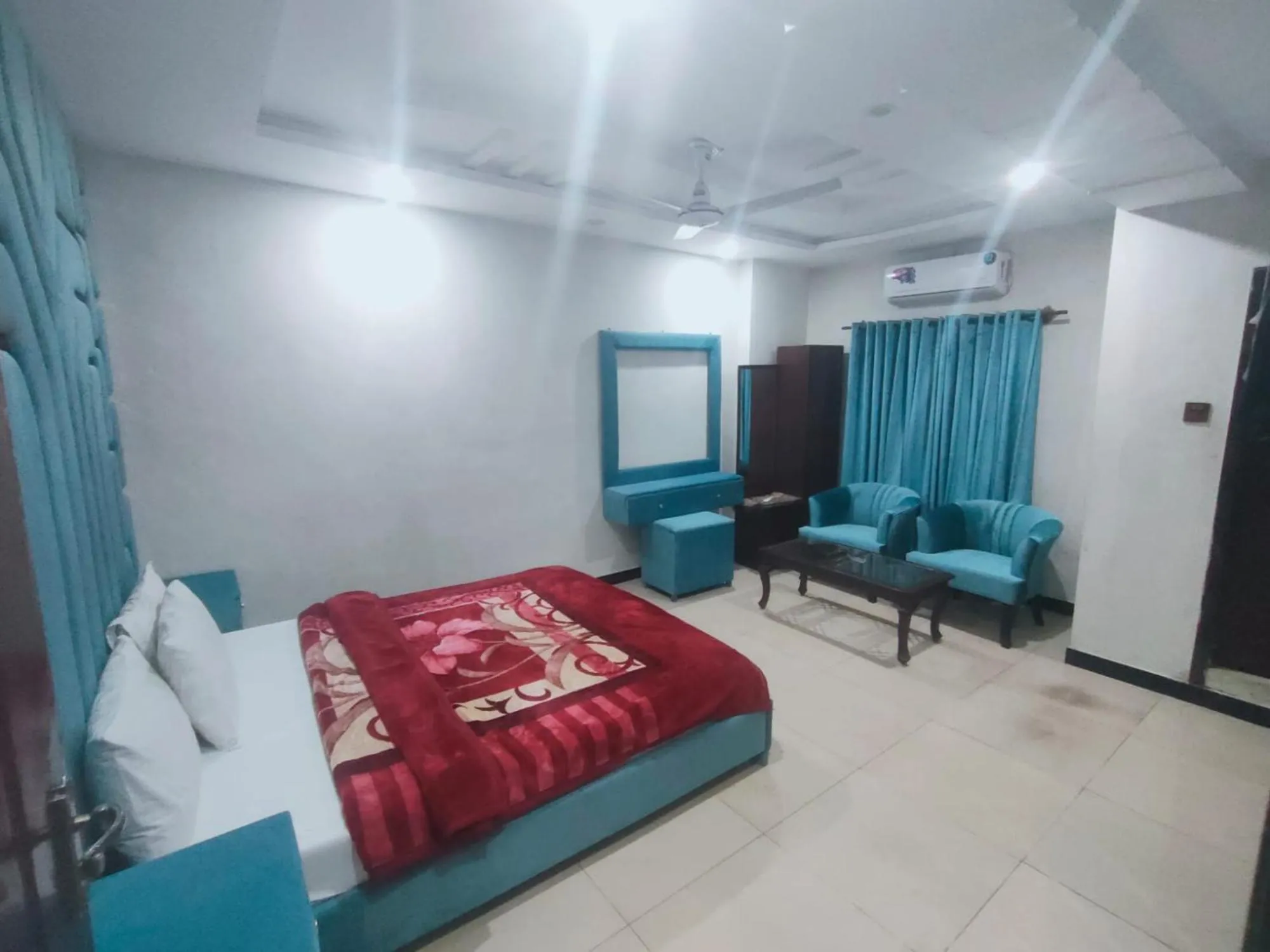 Bed in Royal Blue inn Hotel