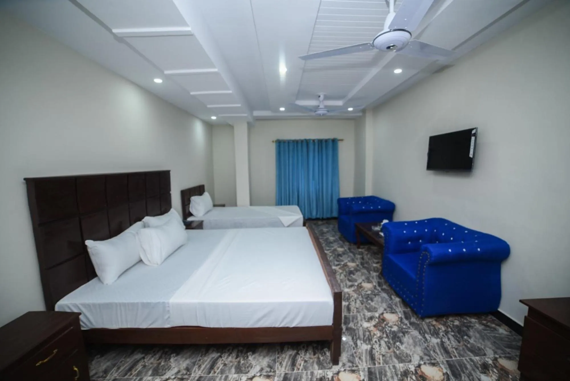 Communal lounge/ TV room, Bed in Royal Blue inn Hotel