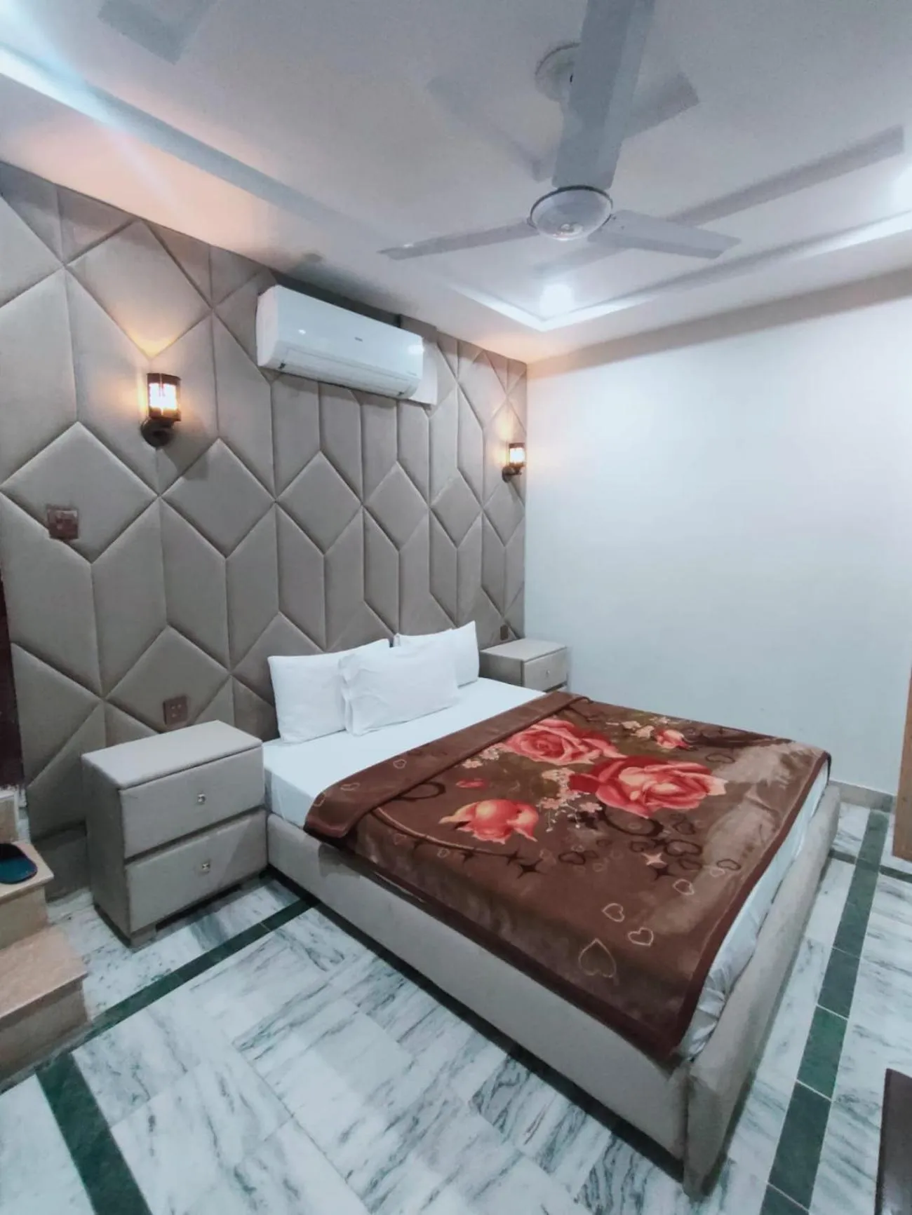 Bed in Royal Blue inn Hotel