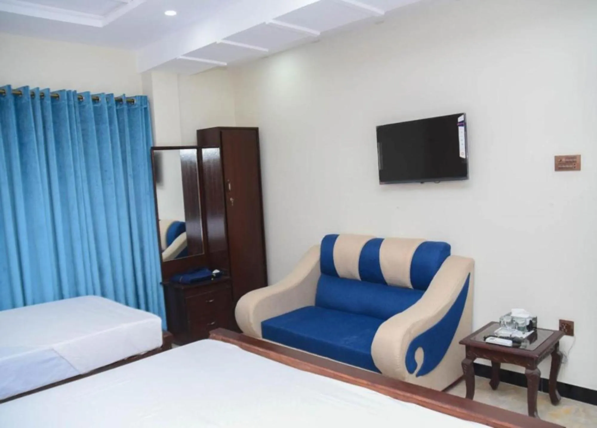 Bed in Royal Blue inn Hotel