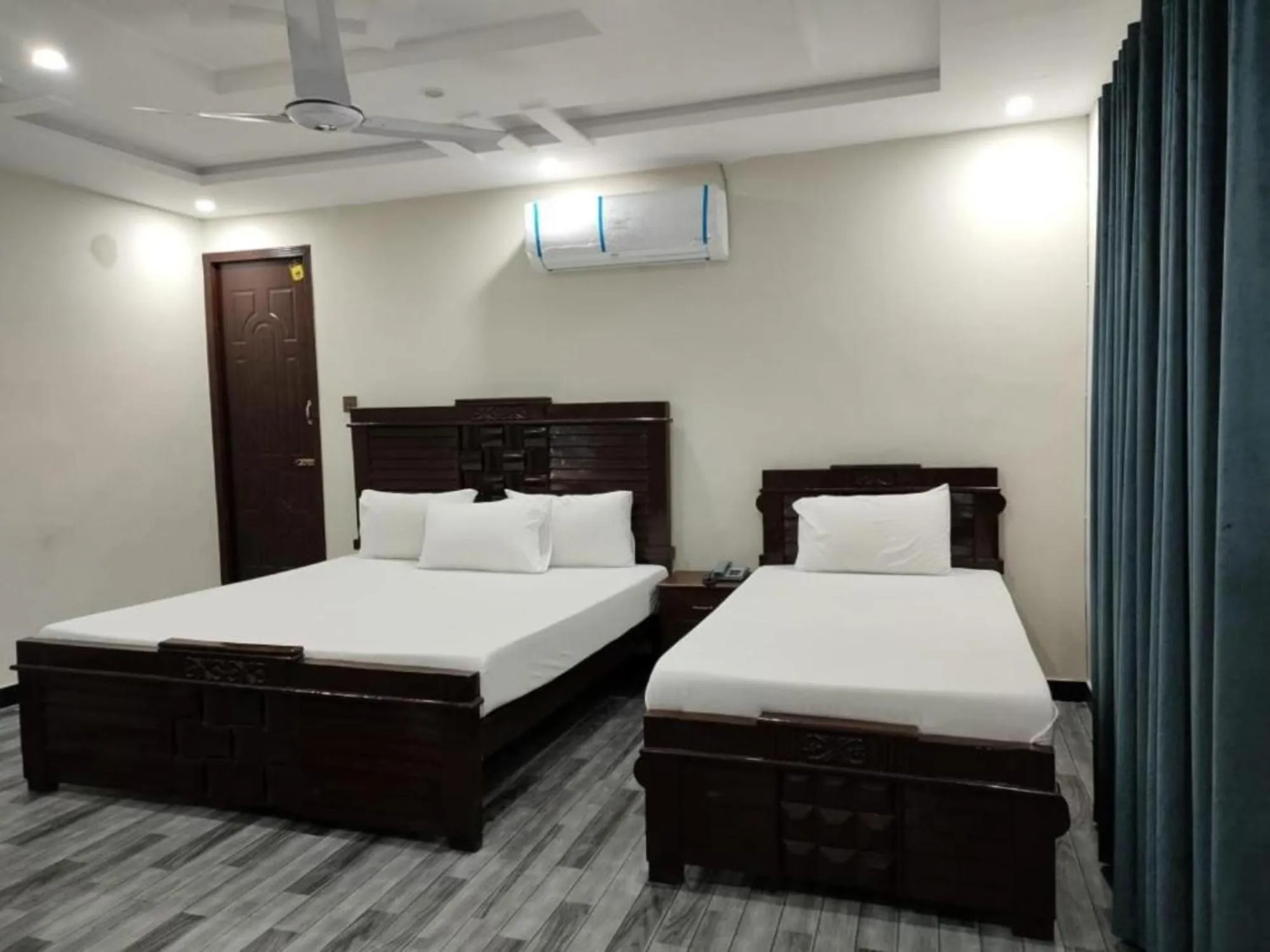 Photo of the whole room, Bed in Royal Blue inn Hotel